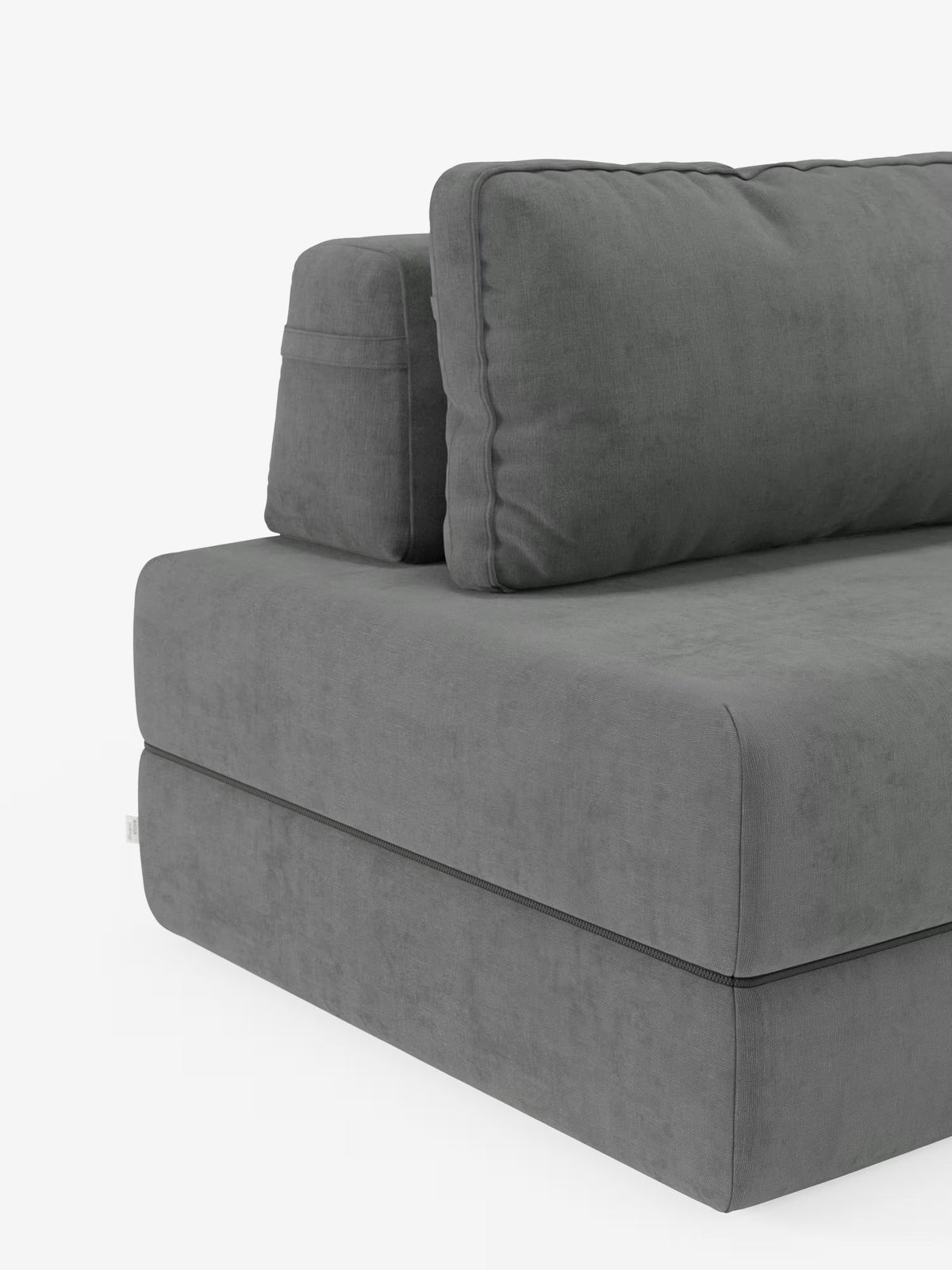 Ecco la frase modificata utilizzando i dati del vostro prodotto: Un primo piano della poltrona letto Rift di Divani.Store, rivestita in tessuto grigio T31 facile da pulire, ne mette in risalto le linee semplici e pulite. L’immagine mostra il lato sinistro, mettendo in risalto il materasso in memory foam dello spessore di 24 cm e un ampio cuscino dello schienale mobile su uno sfondo bianco.