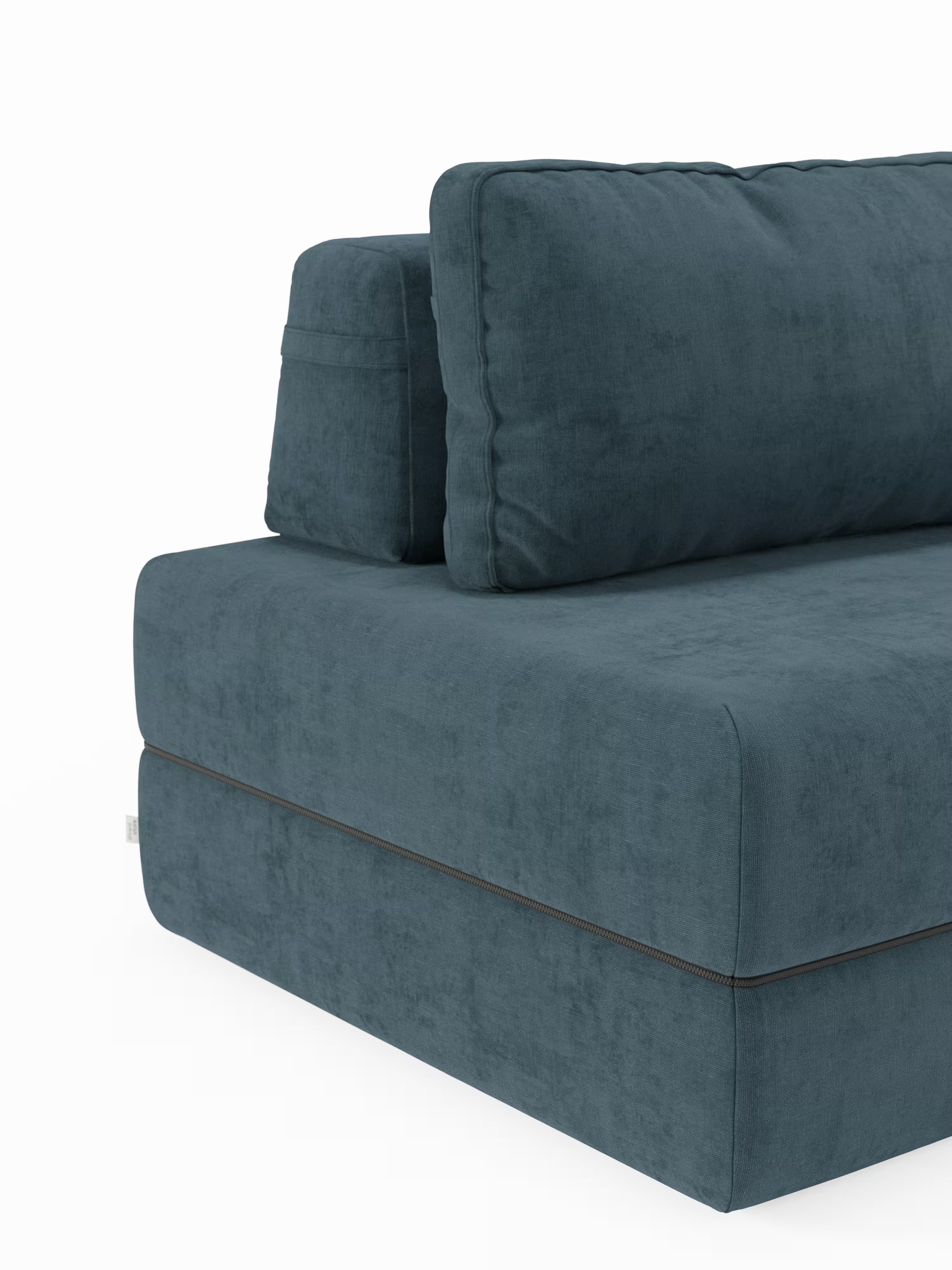 Un primo piano della poltrona letto Rift con materasso alto 22 cm e memory foam di Divani.Store, rivestita in tessuto T31 blu antimacchia. La poltrona presenta cuscini spessi e morbidi e linee pulite, con una silhouette squadrata, cuciture a vista e un design minimalista. Su uno sfondo bianco a tinta unita sono visibili solo un bracciolo e una parte dello schienale regolabile.