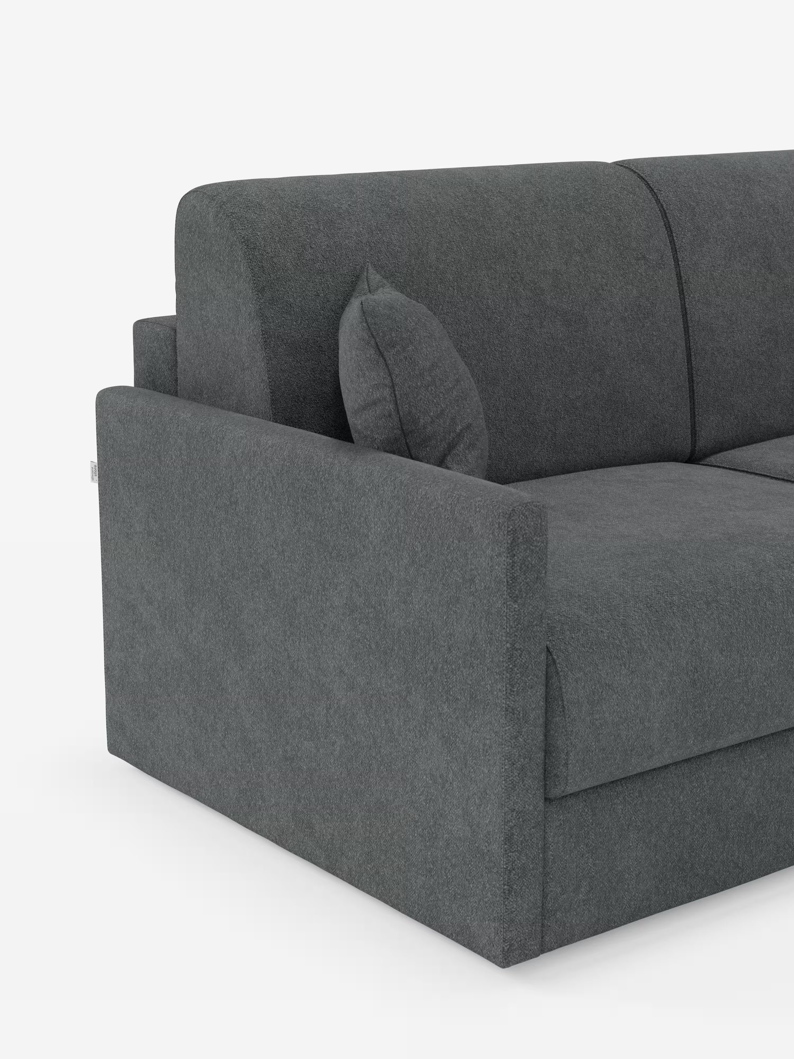 Ecco un primo piano del lato sinistro del divano letto Tommy a 2 e 3 posti matrimoniale di Divani.Store, nella versione grigio scuro, rivestito in tessuto smacchiabile T33 effetto cotone. Il divano è dotato di un unico cuscino coordinato e si caratterizza per le linee pulite e il design moderno e squadrato. Sullo sfondo bianco a tinta unita, il colore e la trama del divano letto risaltano particolarmente.