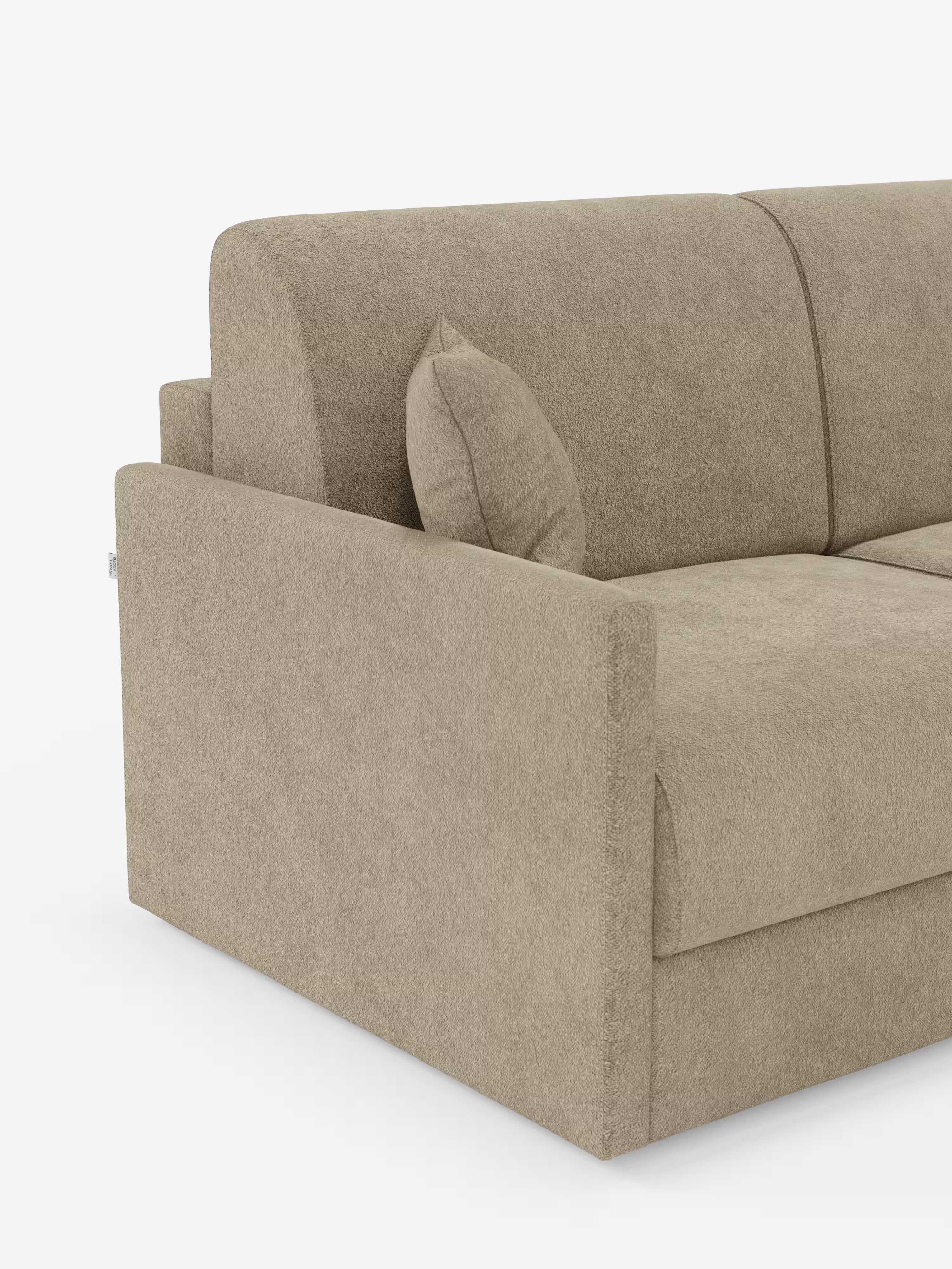 Un primo piano del divano letto Tommy Divano a 2 e 3 posti matrimoniale di Divani.Store, un moderno divano beige realizzato in tessuto smacchiabile T33 effetto cotone. Caratterizzato da linee pulite, un ampio bracciolo e un cuscino quadrato abbinato, questo divano sfoderabile al 100% è ripreso su uno sfondo bianco a tinta unita, che ne sottolinea lo stile minimal contemporaneo e il design contemporaneo. È visibile solo il lato sinistro.