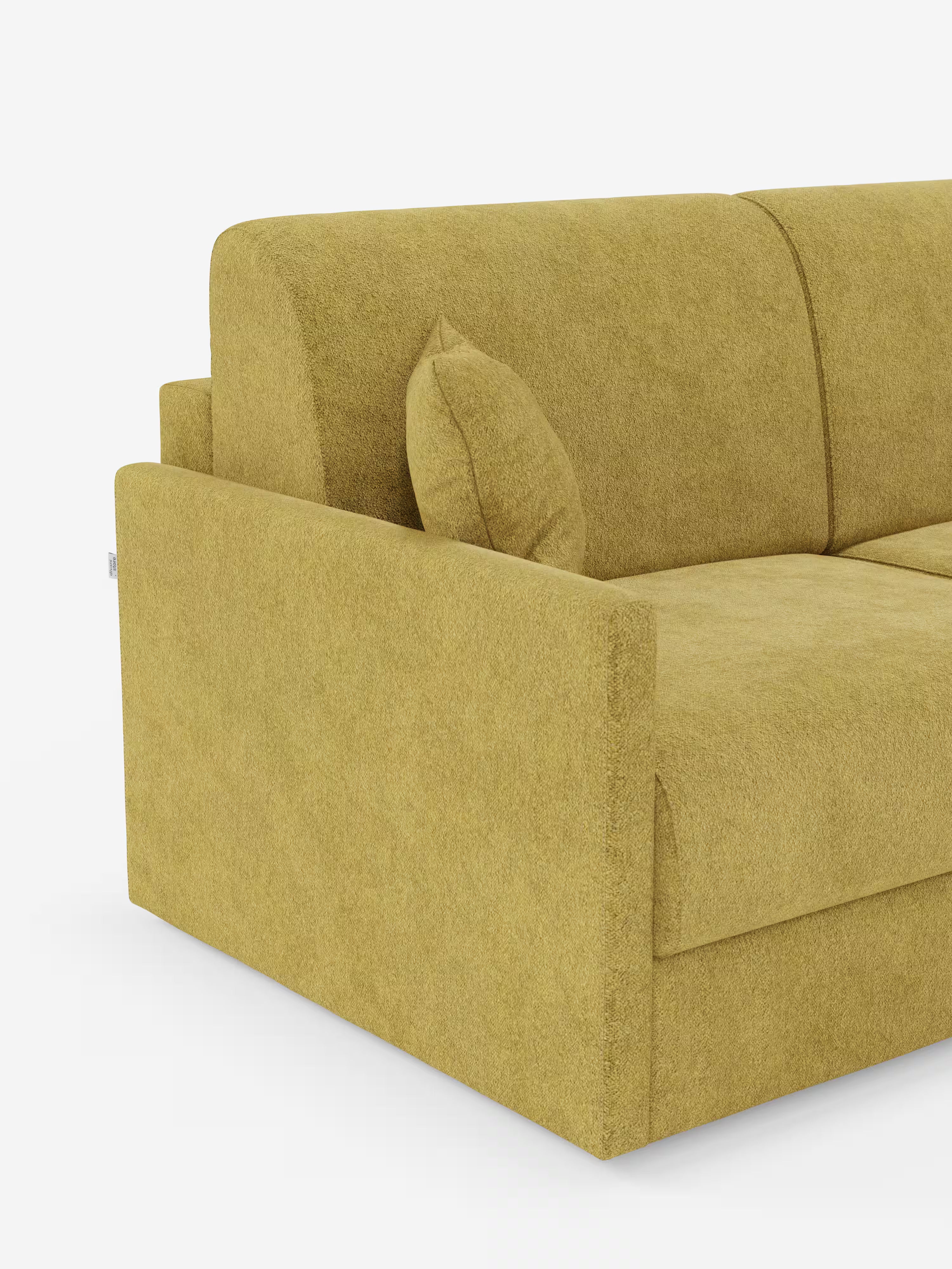 Primo piano del divano letto Tommy a 2 e 3 posti matrimoniale di Divani.Store, rivestito in tessuto T33 smacchiabile color giallo senape con trama ruvida, simile al cotone. Questo divano completamente sfoderabile (100% sfoderabile) presenta braccioli spessi e squadrati ed è dotato di un cuscino angolare abbinato, il tutto in un design minimalista e contemporaneo. Lo sfondo bianco a tinta unita mantiene l'attenzione sul divano.
