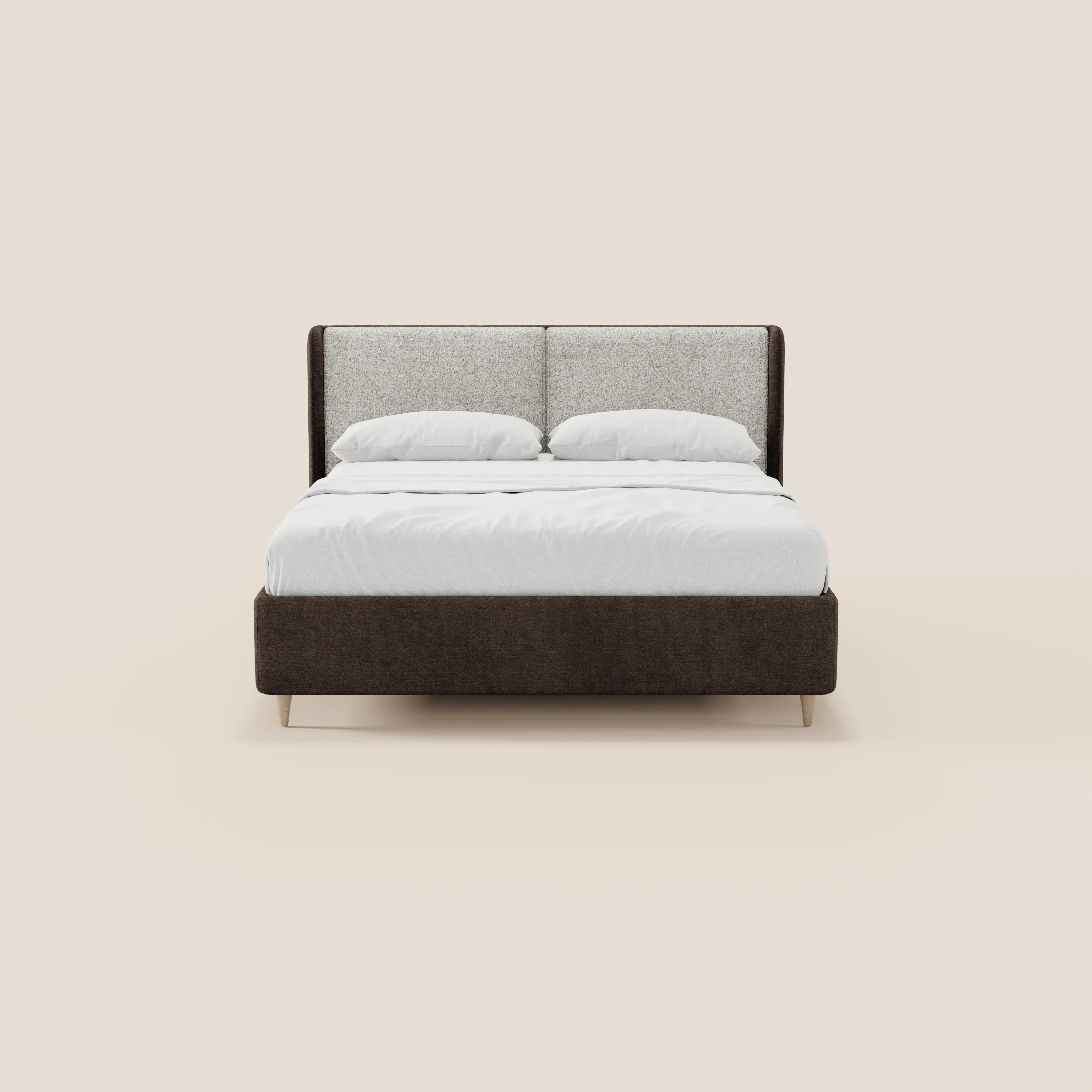 Il letto imbottito bicolore VALKIRIA con contenitore di Letti.store presenta una struttura marrone scuro, una testiera in tessuto chiaro, lenzuola bianche e due cuscini bianchi, il tutto su uno sfondo beige in una visione frontale in stile minimalista italiano.