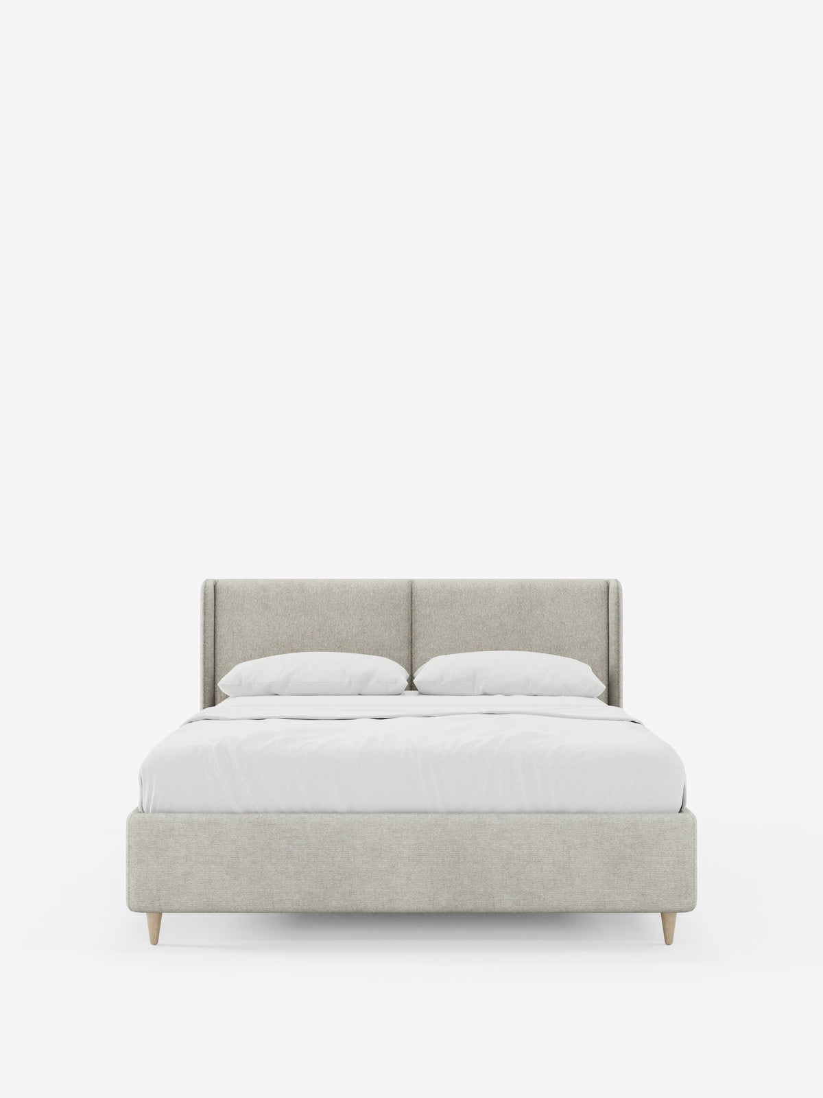 Un letto imbottito contemporaneo di colore grigio chiaro — il modello VALKIRIA, letto imbottito bicolore con contenitore di Letti.store — si caratterizza per il profilo ribassato, le gambe in legno e un’elegante testiera imbottita dal design curvo e avvolgente (testiera curva avvolgente) con cuscini di schienale. Questo elegante letto imbottito contenitore è rifatto con cura con un lenzuolo con angoli bianco, un piumone bianco e due cuscini bianchi, il tutto su uno sfondo bianco a tinta unita.