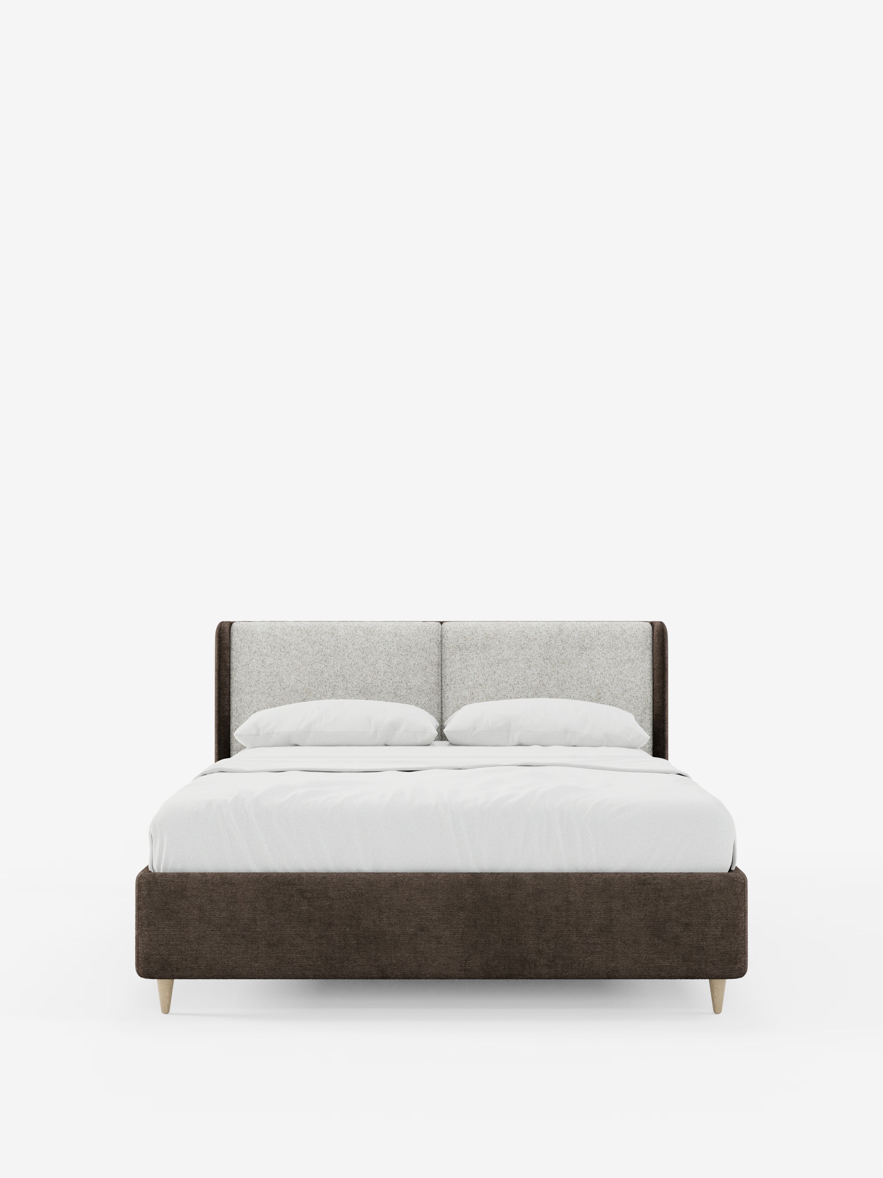 Un letto imbottito bicolore VALKIRIA in stile contemporaneo con contenitore, firmato Letti.store, caratterizzato da una struttura imbottita color marrone scuro e da una testiera imbottita avvolgente, di colore grigio chiaro, dalla forma curva, dotata di cuscini poggiatesta. Il letto è elegantemente rifatto con biancheria da letto bianca e due cuscini bianchi, su uno sfondo bianco a tinta unita e sostenuto da corte gambe in legno.