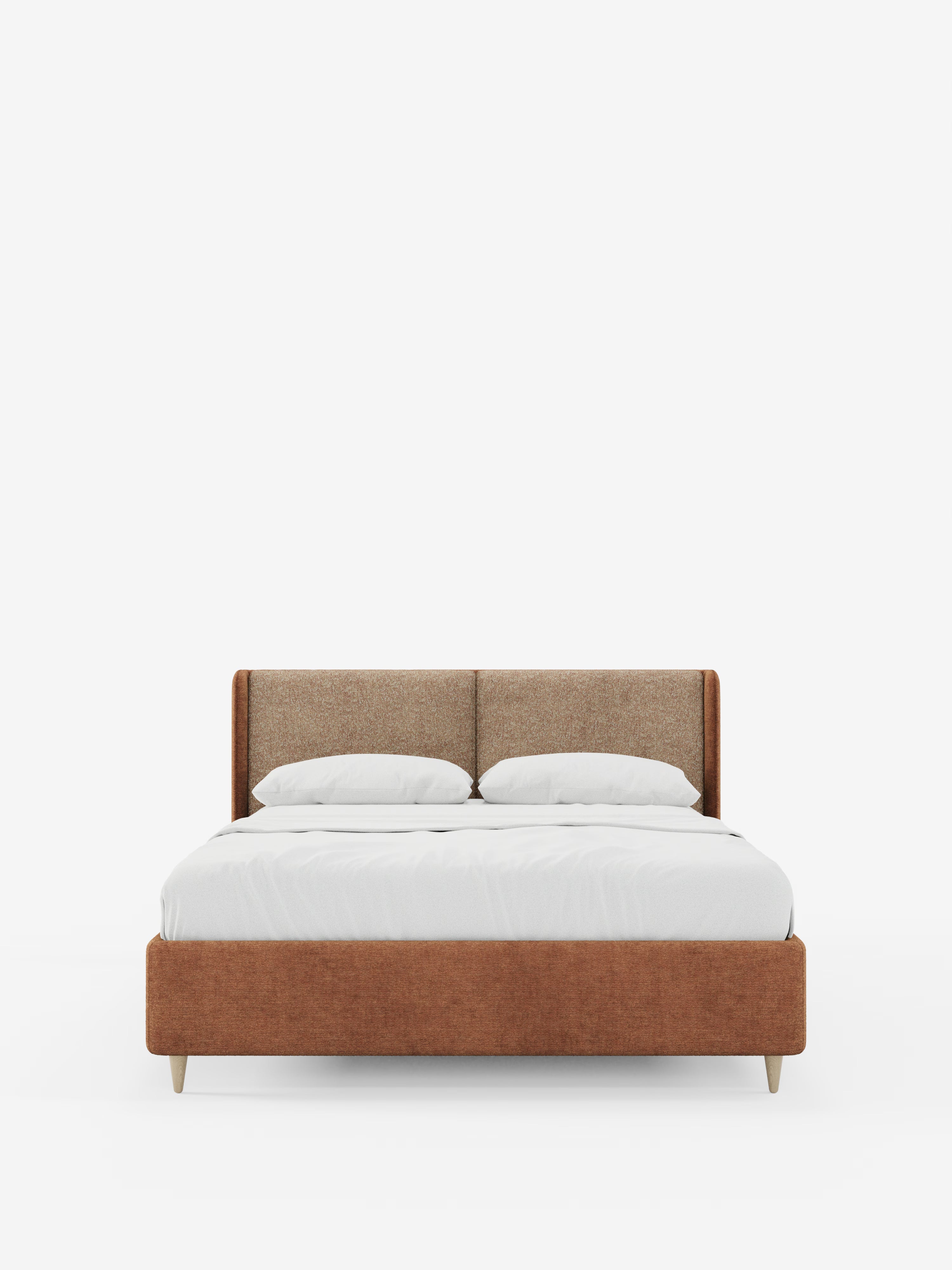 Vi presentiamo il letto imbottito bicolore con contenitore VALKIRIA di Letti.store: un letto imbottito moderno caratterizzato da una testiera curva e avvolgente e da comodi cuscini dello schienale. Questo modello presenta una struttura imbottita bicolore nei toni del marrone e del bianco, due morbidi cuscini bianchi e un lenzuolo bianco ben stirato, il tutto su uno sfondo bianco a tinta unita. Il letto poggia su gambe corte in legno chiaro che ne esaltano l’estetica minimalista e offre un pratico spazio di