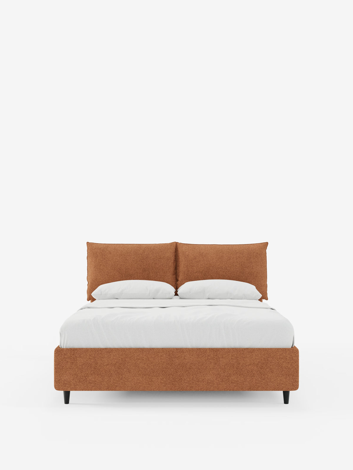 Il letto imbottito con contenitore ZAYRON di Letti.store presenta un design moderno in tessuto certificato Oeko-Tex®, con testiera e struttura imbottite in marrone chiaro, due grandi cuscini abbinati regolabili e un set di lenzuola e coperte bianche disposte con cura. Il letto poggia su corte gambe nere ed è posizionato al centro su uno sfondo bianco a tinta unita.