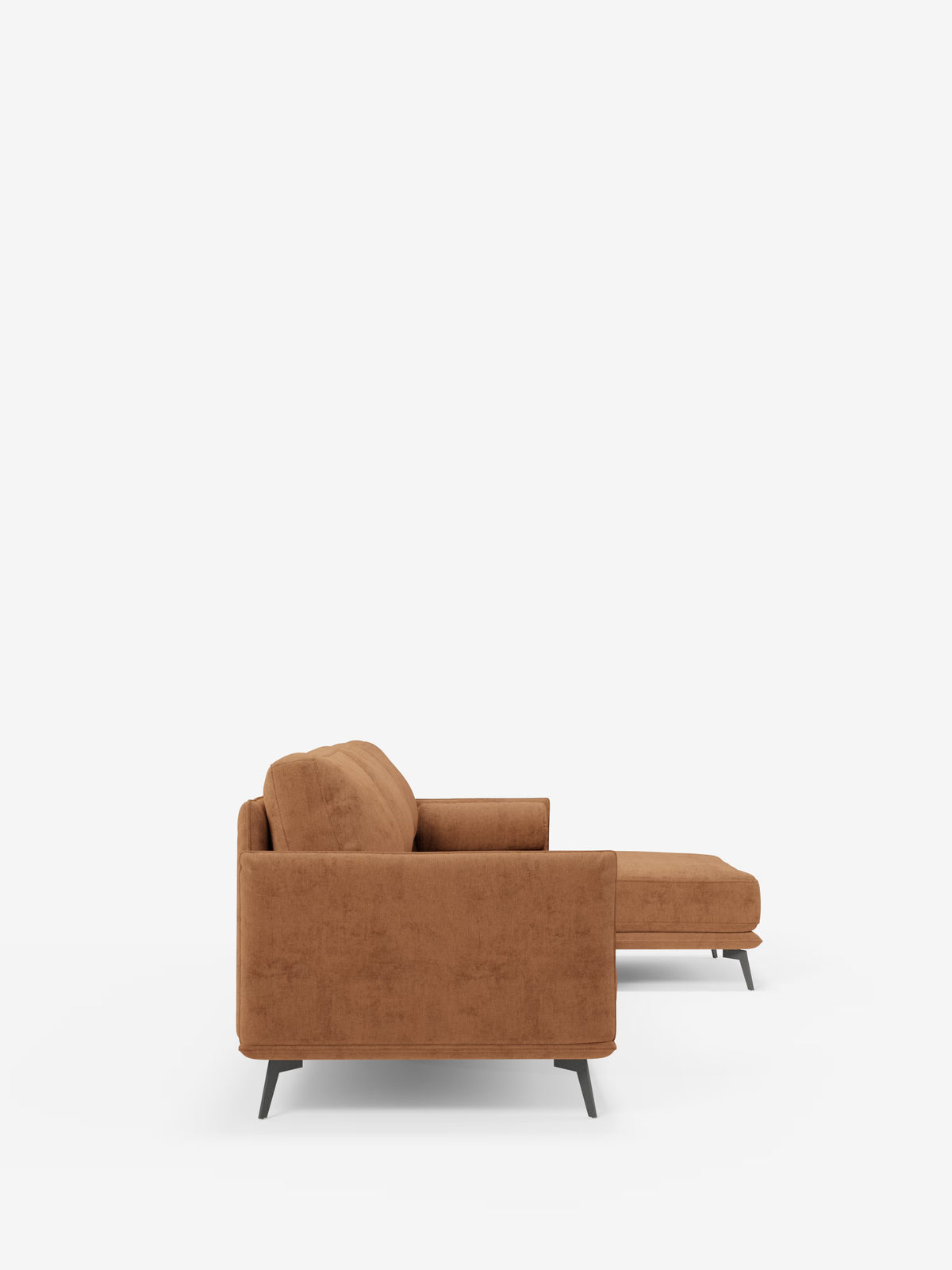 Vista laterale del “Basalto Divano moderno angolare con penisola” di Divani.Il negozio espone un divano componibile contemporaneo di colore marrone con chaise longue rivolta verso destra: questo elegante modello si caratterizza per le linee pulite, i cuscini dello schienale e della seduta dal profilo basso imbottiti in piuma, i braccioli squadrati e la base angolare in metallo nero; è rivestito in tessuto T31 antimacchia e presentato su uno sfondo bianco a tinta unita.