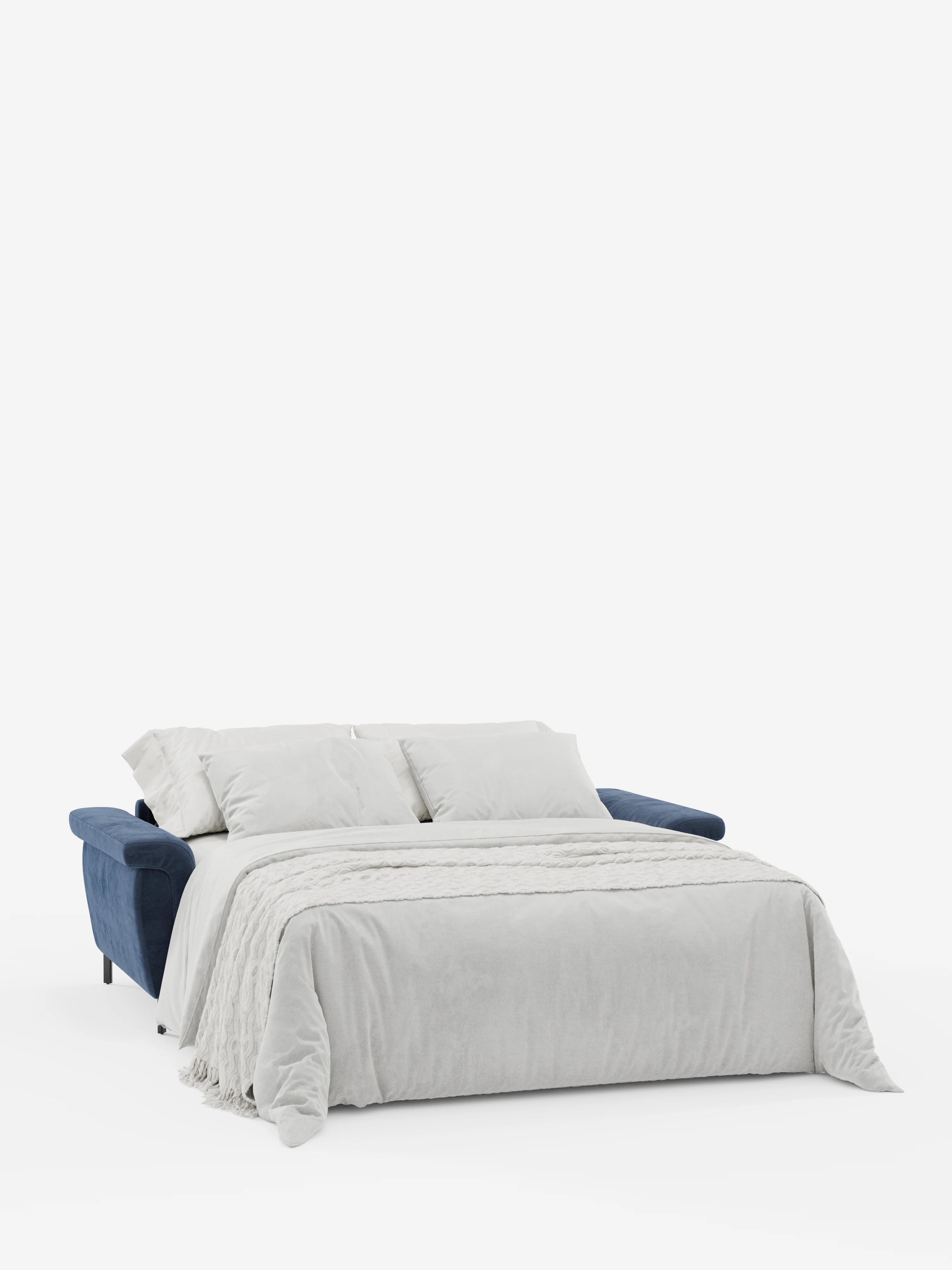 Il divano letto di design Capri con piedini alti di Divani.Store è presentato in versione aperta con materasso, rivestito con biancheria da letto grigio chiaro e tre cuscini coordinati. Rivestito con un raffinato tessuto lavabile T30 effetto velluto, il copriletto scende a cascata fino al pavimento. Su uno sfondo bianco a tinta unita, l’elegante forma trasformabile di questo divano letto e la pregiata manifattura italiana sono magnificamente valorizzate dai poggiatesta reclinabili e dal design sofisticato.