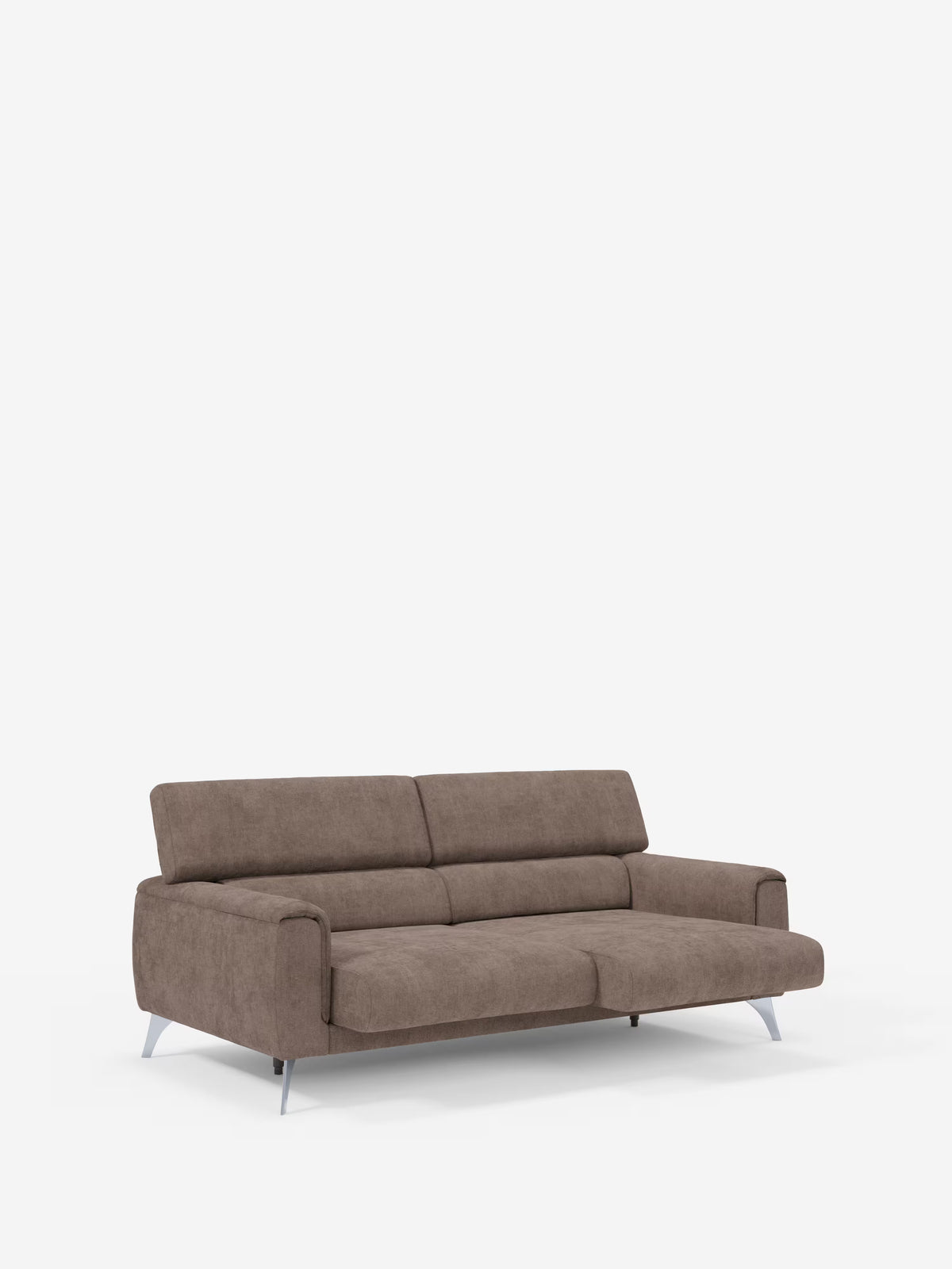 Scopri il comfort contemporaneo con il divano Caravaggio a 2 e 3 posti di Divani.Store, dotato di sedute estensibili e poggiatesta regolabili, rivestito in un elegante tessuto T31 resistente alle macchie. Presentato qui su uno sfondo bianco senza oggetti o decorazioni aggiuntivi, questo moderno divano marrone — con i suoi ampi braccioli, i morbidi cuscini di seduta e schienale e le sottili gambe in metallo — è l’aggiunta perfetta a qualsiasi soggiorno contemporaneo.