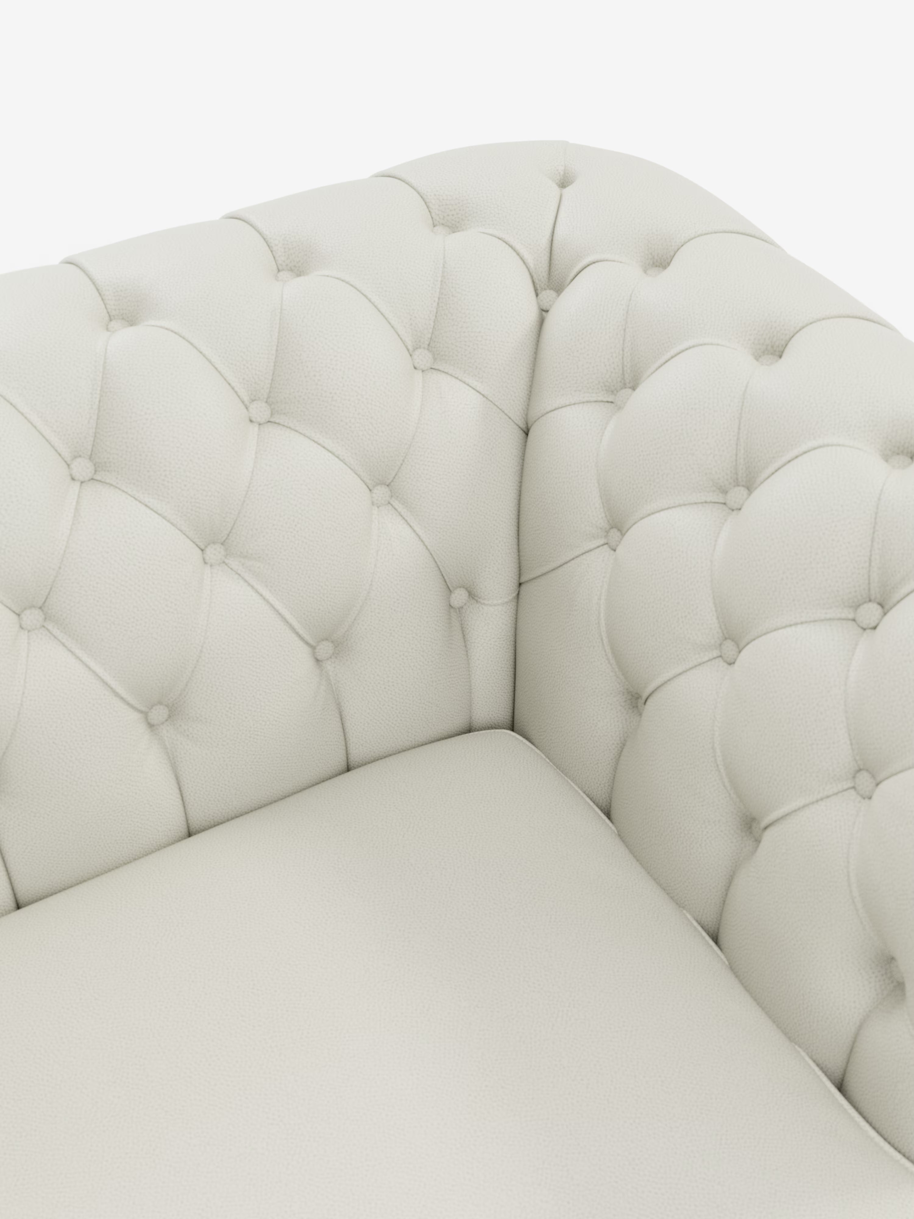 Primo piano di un divano ad angolo in pelle trapuntata color crema, con dettagli a bottoni a rombi sullo schienale e sui braccioli, che ne esaltano l’imbottitura morbida e l’eleganza senza tempo. Il Chester – Divano Chesterfield in vera pelle spessorata a 2 e 3 posti di Divani.Store presenta una superficie liscia e accogliente, incarnazione della raffinata maestria artigianale italiana.