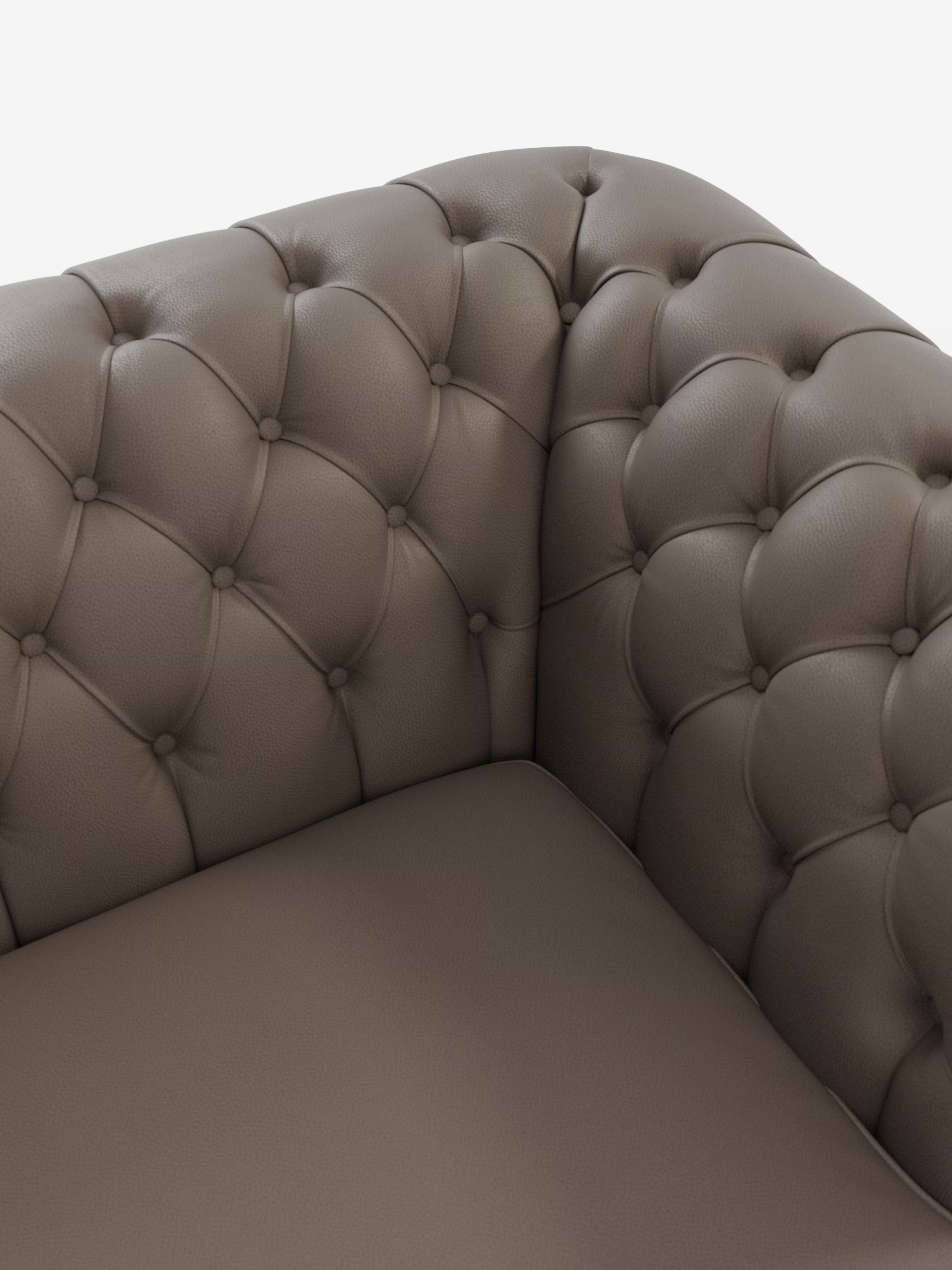 Primo piano di un Chester – Divano Chesterfield in vera pelle spessorata a 2 e 3 posti di Divani.Store, che mette in risalto il rivestimento in pelle marrone trapuntata con profondi bottoni a capanna e imbottitura morbida. La texture morbida e imbottita mette in risalto la maestria artigianale dei braccioli e dello schienale arrotondati e cuciti, caratteristiche distintive di questo classico divano Chesterfield. Immagine su sfondo bianco.