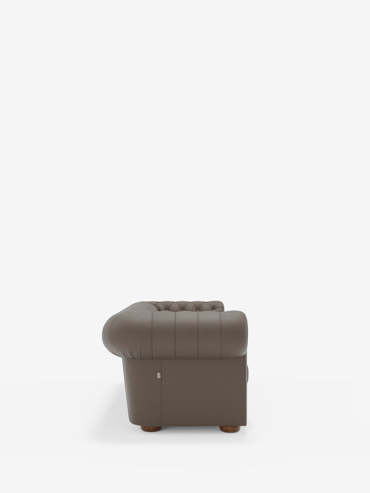 Vista laterale della poltrona Chester 4 Posti 3 sedute in Vera Pelle – Chesterfield Capitonné Artigianale di Divani.Store, una poltrona marrone trapuntata con braccioli arrotondati e rivestimento in vera pelle cucita. La poltrona presenta gambe corte in legno, mentre lo sfondo bianco a tinta unita ne esalta la forma distintiva e il design artigianale.