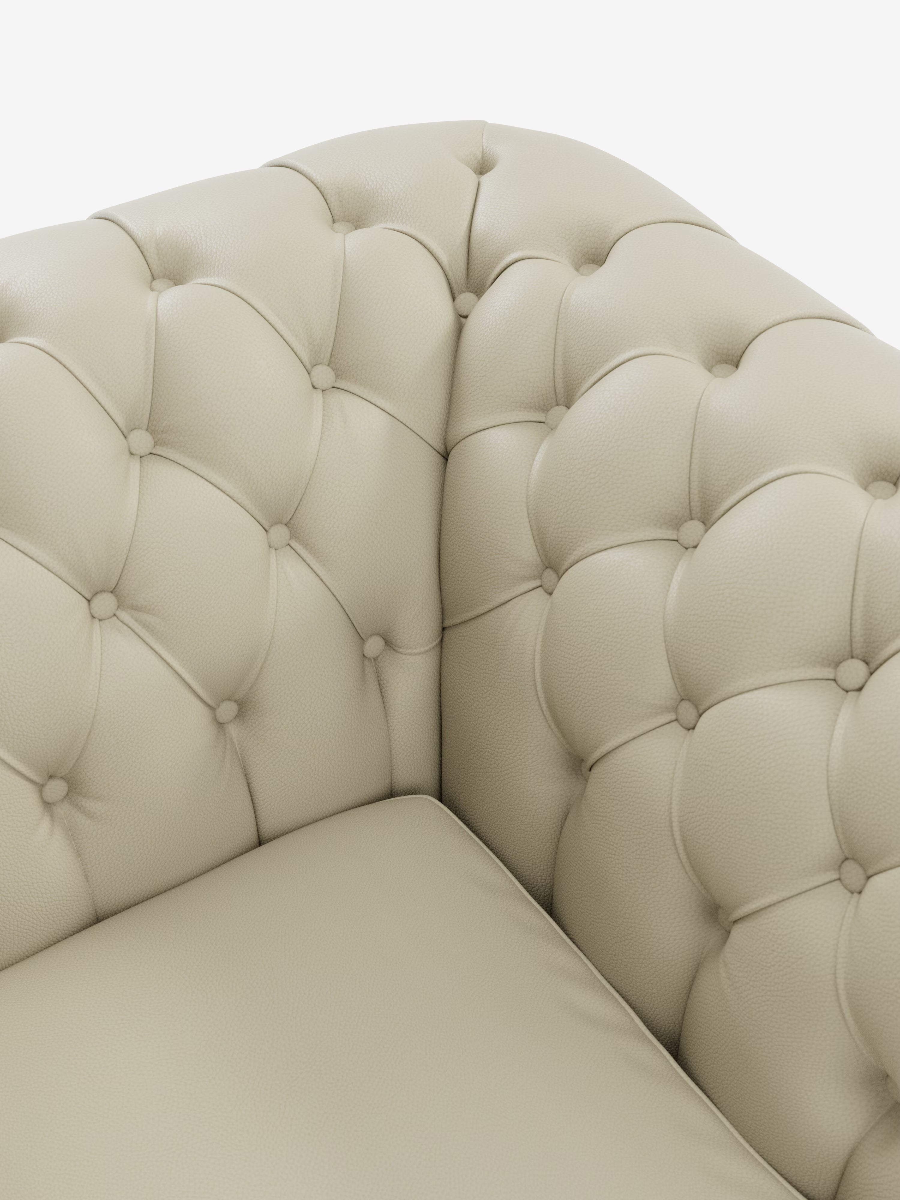 Primo piano di una poltrona Chester in vera pelle spessorata con capitonné artigianale di Divani.Store, che mette in risalto l'angolo in vera pelle beige con dettagli a bottoni profondi sullo schienale e sui braccioli. La seduta morbida e imbottita presenta una delicata grana che esalta il fascino autentico di questa poltrona realizzata artigianalmente in vera pelle. Immagine su sfondo bianco.