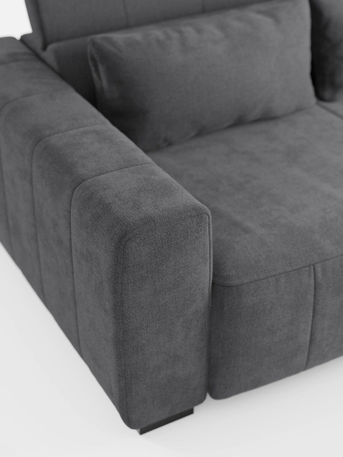 Un primo piano del divano angolare Doric con penisola e sedute allungabili con relax elettrico di Divani.Store, rivestito in tessuto T23 grigio scuro, facile da pulire. Il divano presenta braccioli ampi e imbottiti e include un cuscino rettangolare abbinato sulla seduta, con morbida imbottitura e poggiatesta regolabili che evocano un comfort sofisticato e un design moderno. In primo piano su uno sfondo bianco a tinta unita.