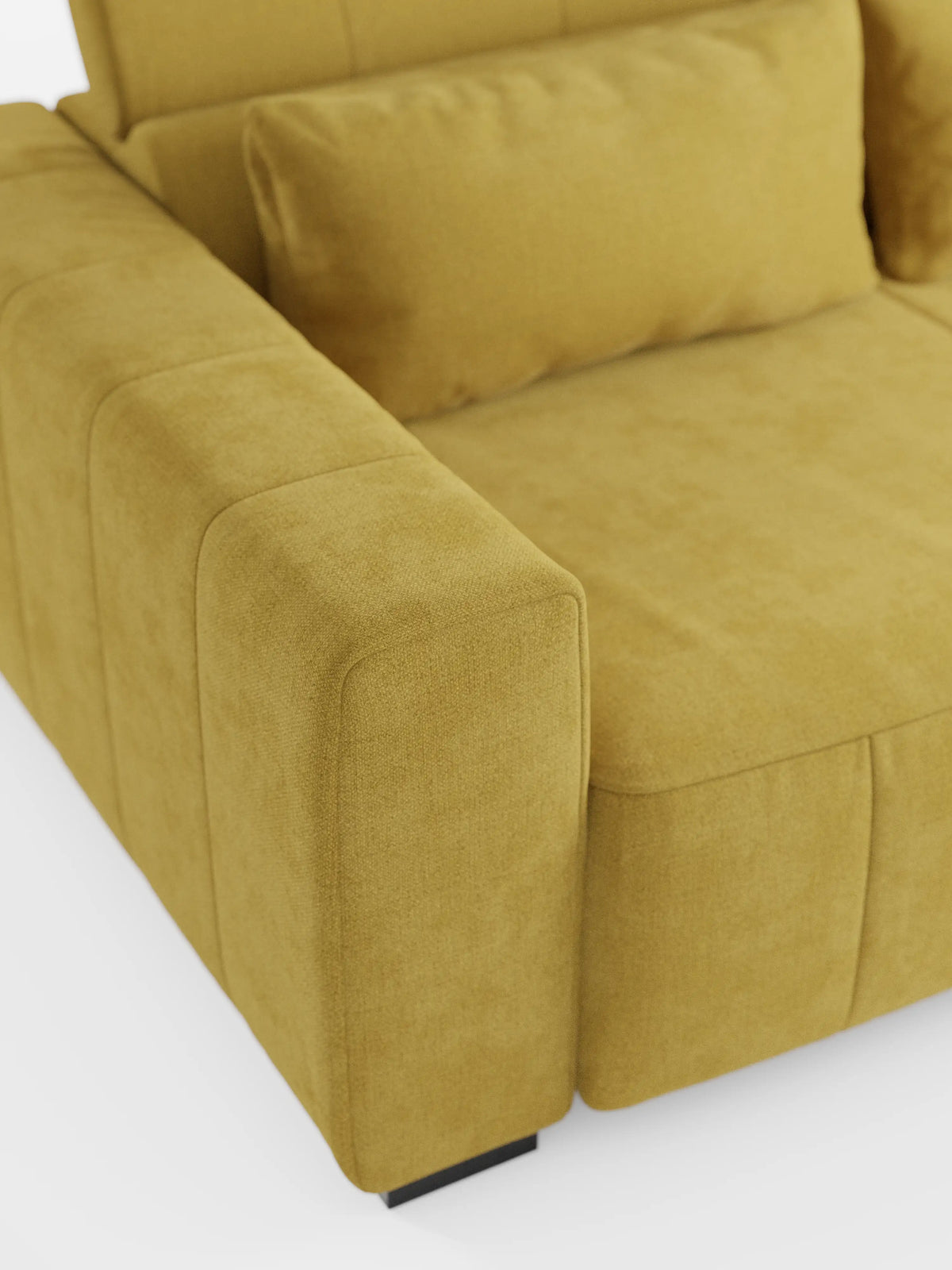 Un primo piano del divano angolare dorico con penisola e sedute allungabili con funzione relax elettrica di Divani.Store, realizzato in tessuto T23 resistente alle macchie, che mette in risalto i suoi ampi braccioli, la seduta morbida e il cuscino dello schienale in tinta, oltre a un design minimalista che richiama lo stile dei moderni divani italiani. Il divano presenta gambe corte nere ed è fotografato su uno sfondo bianco.