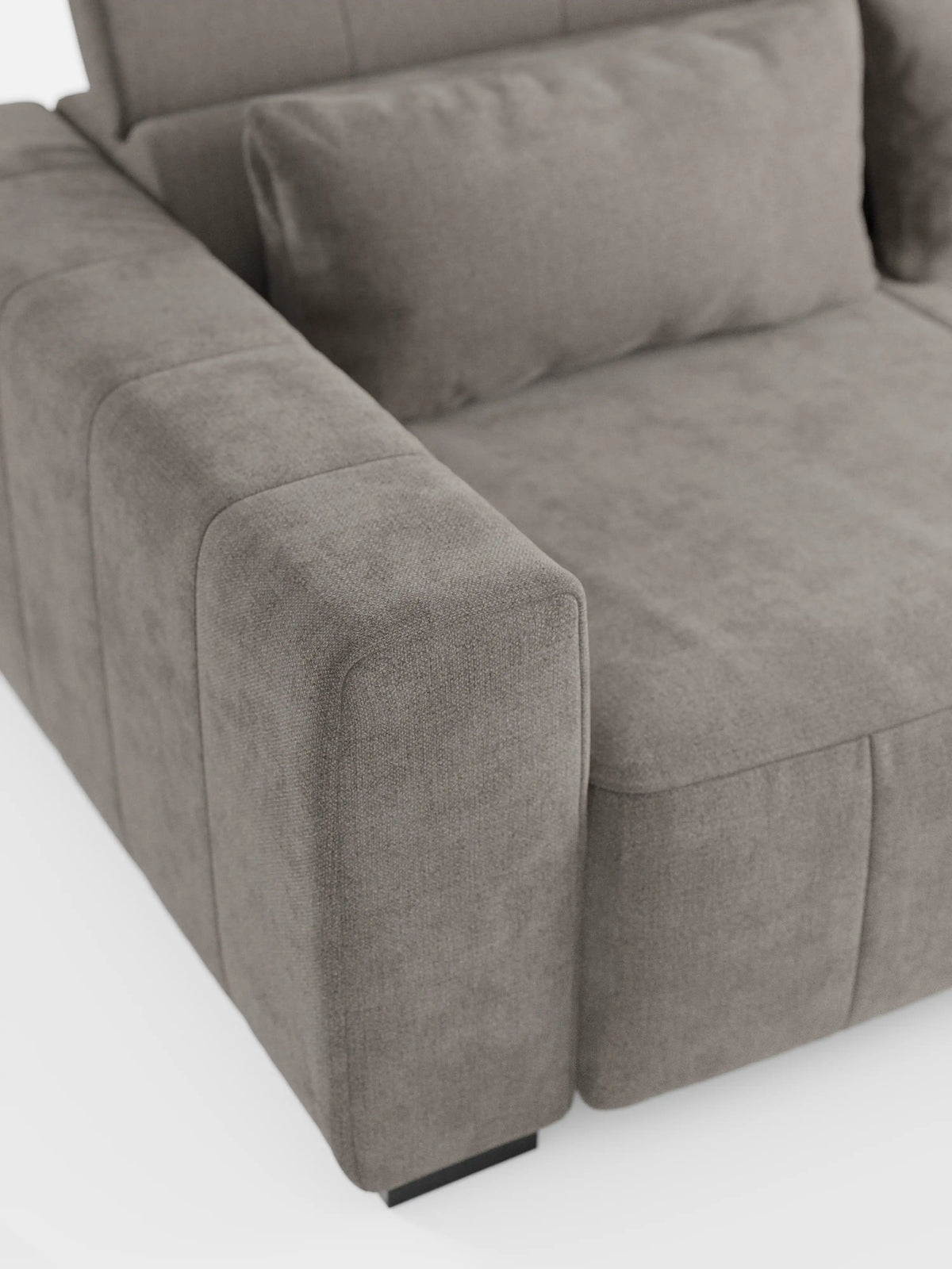 Un primo piano del divano angolare Doric con penisola e sedute allungabili con relax elettrico di Divani.Store, rivestito in grigio chiaro, presenta ampi braccioli imbottiti, un cuscino rettangolare abbinato e poggiatesta regolabili in tessuto T23 resistente alle macchie. Presentato su uno sfondo bianco a tinta unita, questo moderno divano componibile coniuga un design elegante a un comfort all’avanguardia: una scelta ideale per gli spazi abitativi contemporanei.