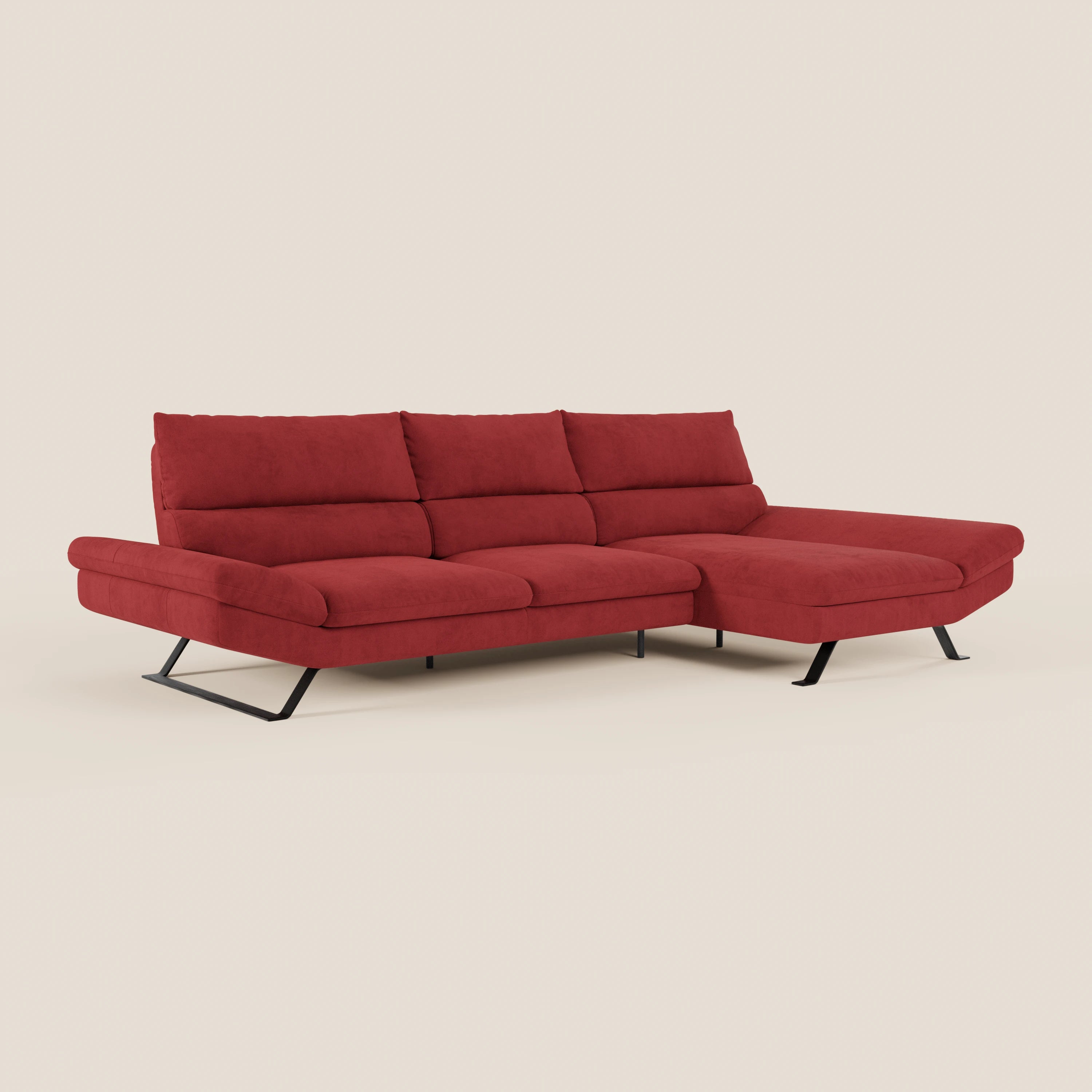 Il Divano angolare Eclipse di Divani.Store è caratterizzato da tre cuscini di seduta, ampi schienali imbottiti, una chaise longue sul lato destro e gambe angolari in metallo nero. Rivestito in microfibra rossa T11 antimacchia, si staglia su uno sfondo beige chiaro.