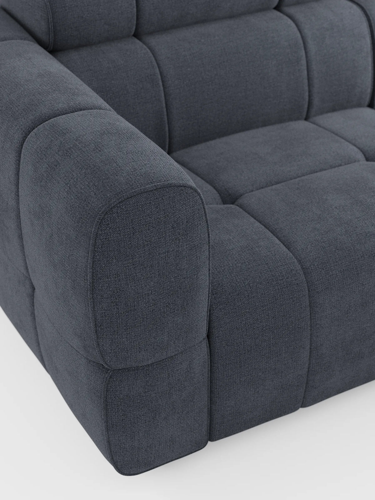 Un divano modulare Giotto grigio antracite a 4 posti con poggiatesta reclinabili e funzione relax elettrica opzionale, rivestito in tessuto smacchiabile T23, caratterizzato da un design squadrato con braccioli arrotondati e un rivestimento testurizzato con cuciture a motivo a griglia.
