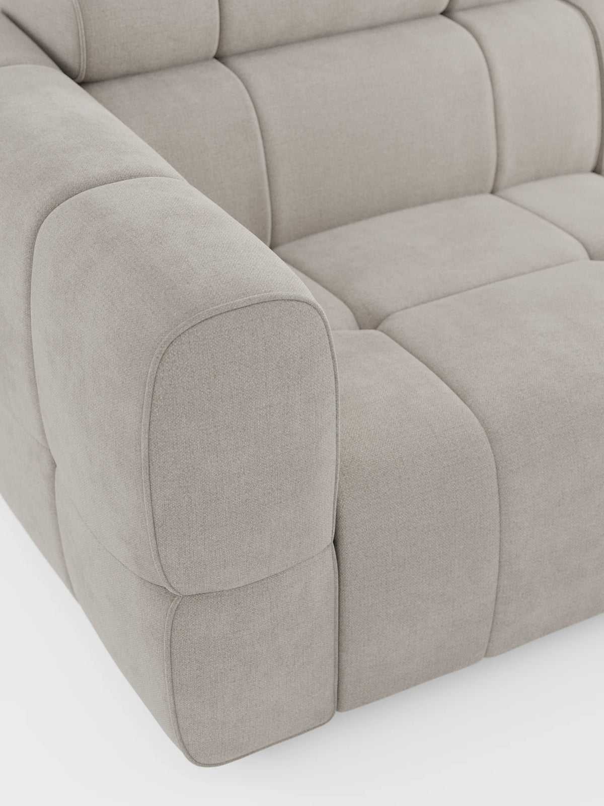Un primo piano dall'alto del divano modulare Giotto a 4 posti, di colore beige con cuciture a quadrati, dotato di poggiatesta reclinabili e funzione relax elettrica opzionale, rivestito in tessuto smacchiabile T23, che ne mette in risalto i braccioli morbidi e arrotondati e il design modulare contemporaneo.
