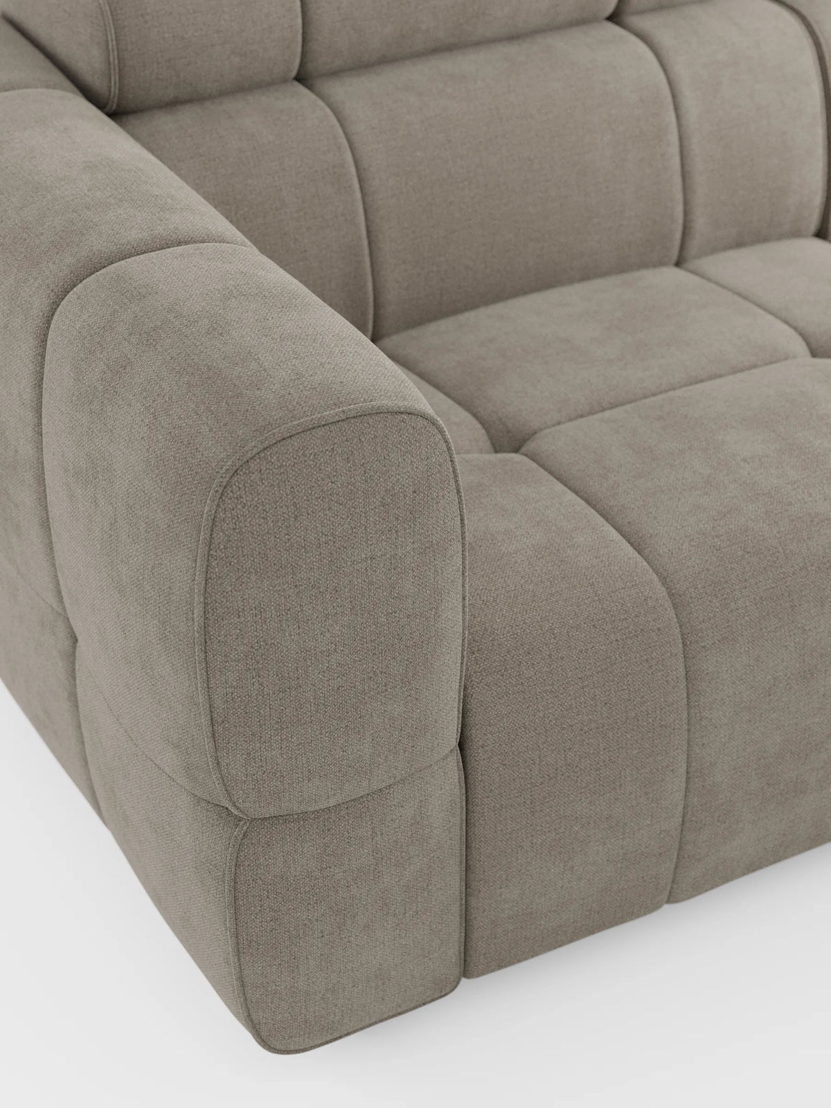 Una vista ravvicinata del divano modulare Giotto a 4 posti con poggiatesta reclinabili e funzione relax elettrica opzionale, rivestito in tessuto smacchiabile T23, un divano modulare color taupe dal design contemporaneo, con braccioli spessi e arrotondati e rivestimento con motivo a griglia.