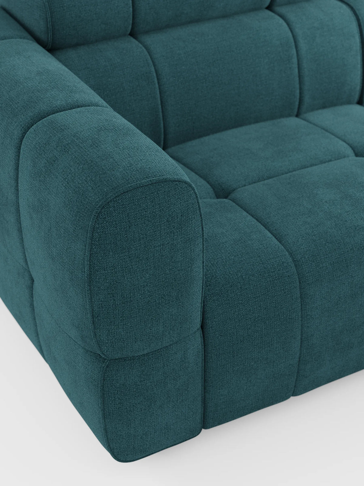 Un primo piano del divano modulare Giotto a 4 posti color verde acqua, con poggiatesta reclinabili e funzione relax elettrica opzionale, rivestito in tessuto smacchiabile T23, caratterizzato da un’estetica a pannelli quadrati, tessuto testurizzato e braccioli arrotondati.