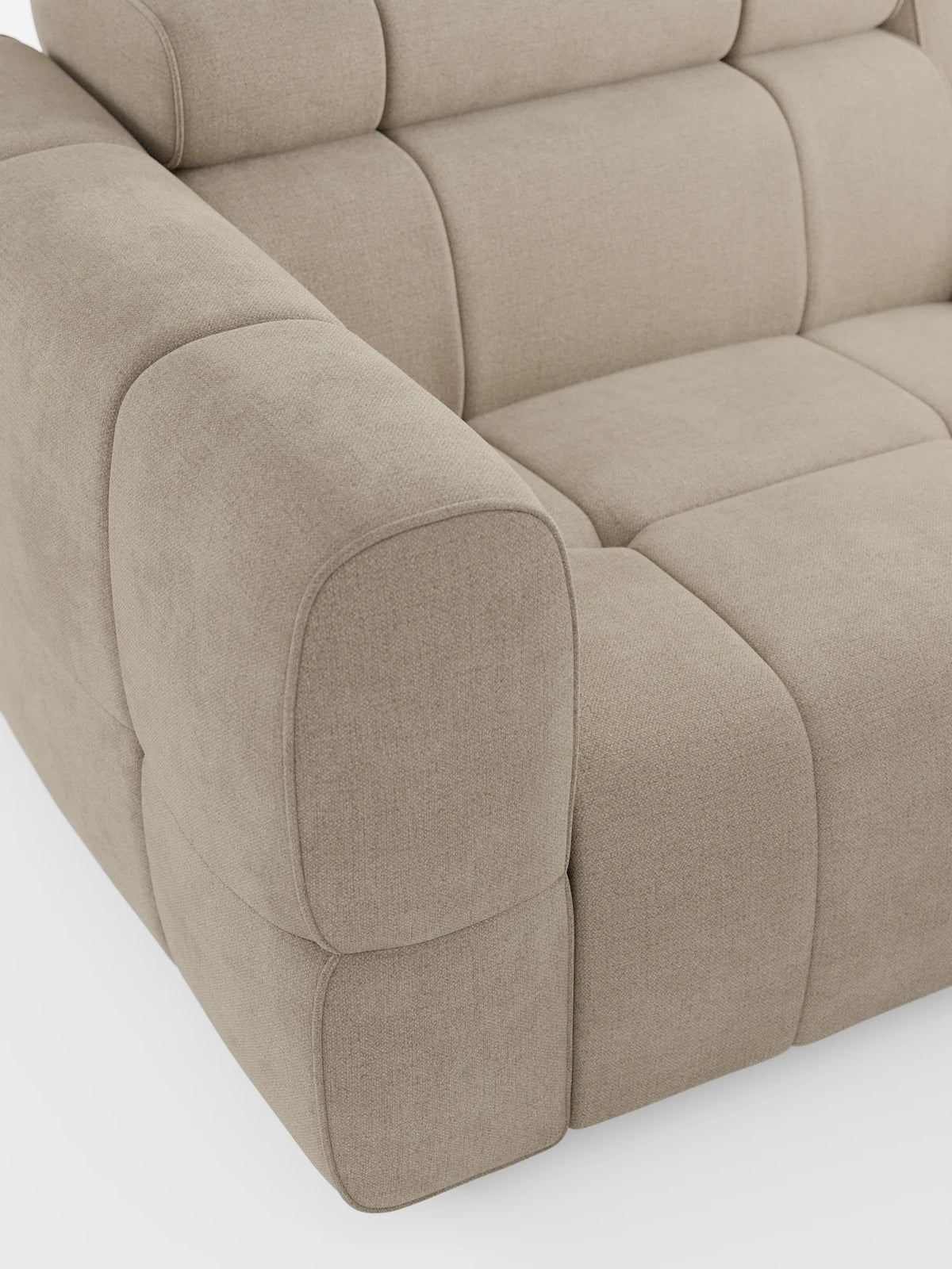 Un divano modulare Giotto a 3 posti, con poggiatesta reclinabili e funzione relax elettrica opzionale, rivestito in tessuto smacchiabile T23, caratterizzato da un design modulare a tre posti di colore beige con bordi squadrati, braccioli arrotondati e poggiatesta integrati regolabili.