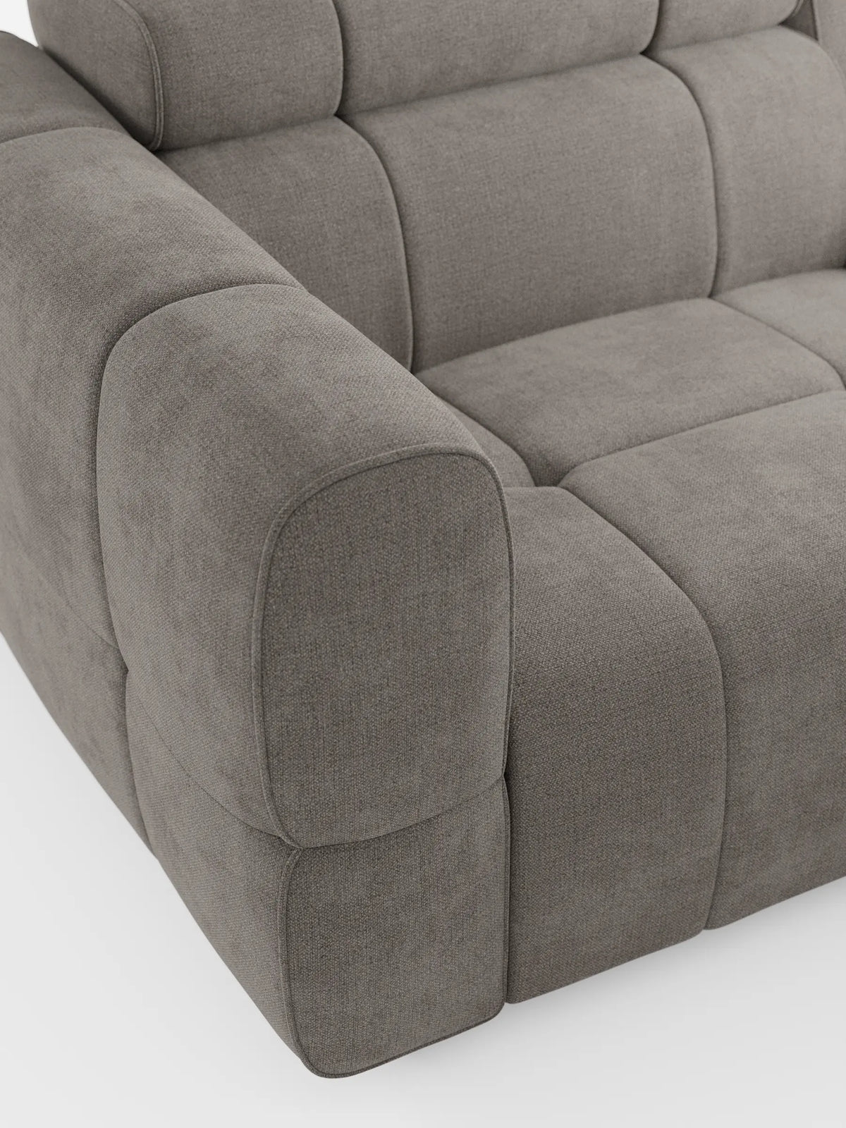 Un divano modulare Giotto a tre posti color taupe, con poggiatesta reclinabili e funzione relax elettrica opzionale, rivestito in tessuto smacchiabile T23, con braccioli spessi e arrotondati e cuciture a motivo a griglia sui cuscini della seduta e dello schienale.