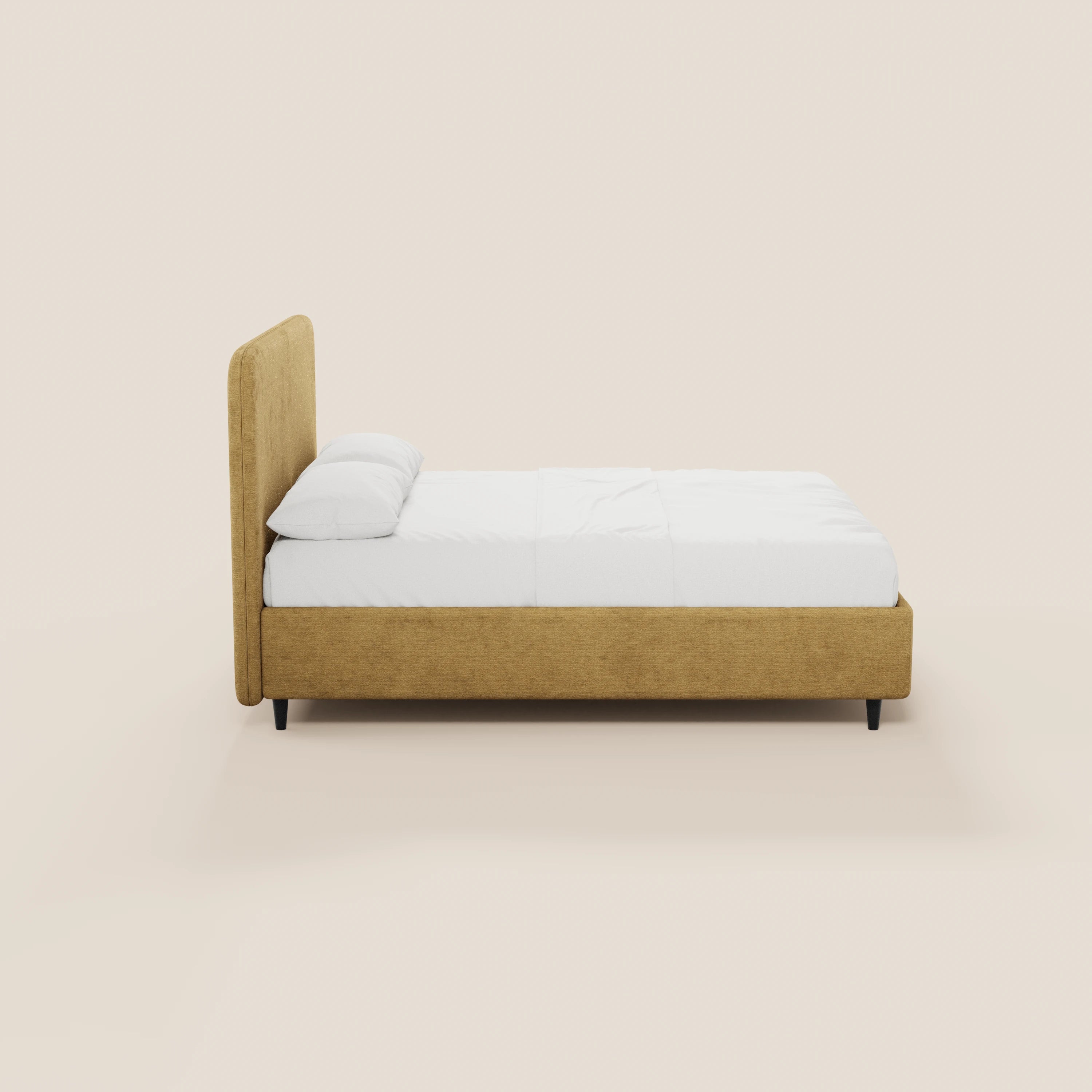 Vista laterale del letto KAELOS minimal imbottito di Letti.store, caratterizzato da una struttura rivestita in ciniglia marrone chiaro, una testiera alta e arrotondata, biancheria da letto bianca con due cuscini, sfondo bianco sporco, gambe alte nere e un design pulito e minimalista.