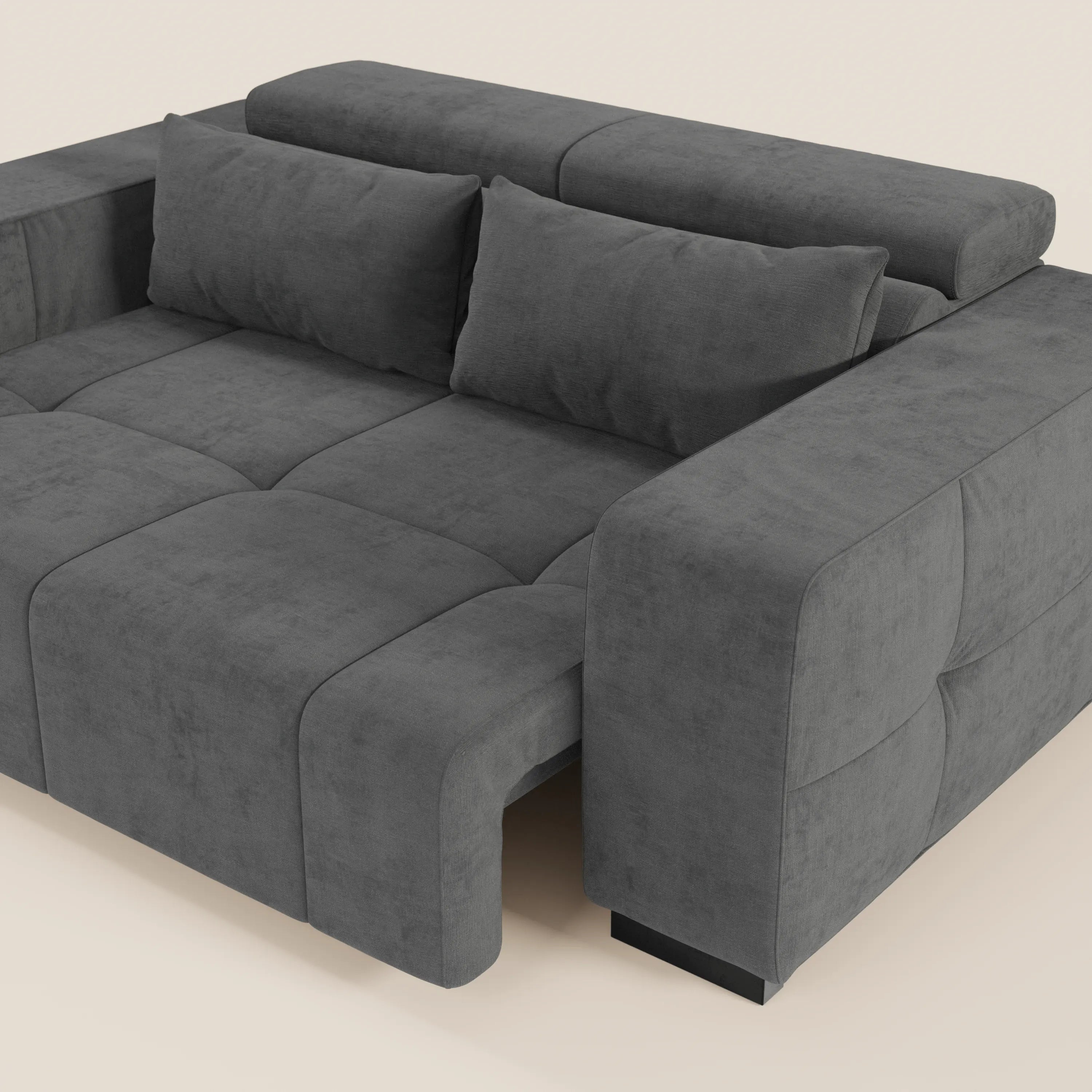 Il Monarch Divano di Divani.Store è un divano componibile contemporaneo di colore grigio scuro, caratterizzato da spessi cuscini, ampi braccioli, due cuscini per lo schienale, piedini bassi di colore nero e morbido tessuto antimacchia T31 con estensione elettrica della seduta e poggiatesta reclinabili.