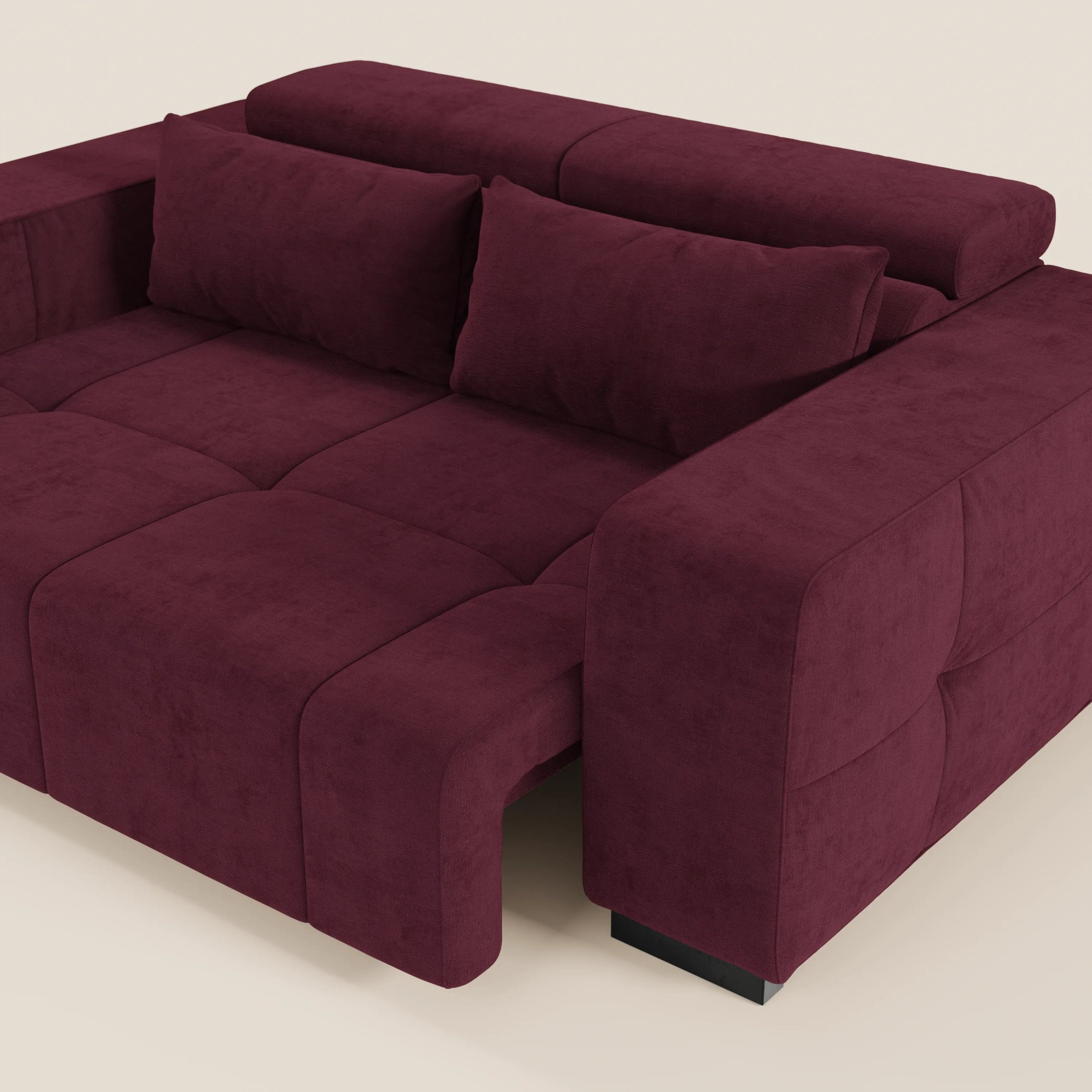 Il Monarch Divano con Relax Elettrico di Divani.Store, nel colore bordeaux intenso, è dotato di cuscini imbottiti, due cuscini coordinati, ampi braccioli, tessuto vellutato antimacchia T31 e poggiatesta reclinabili per un look accogliente e lussuoso.