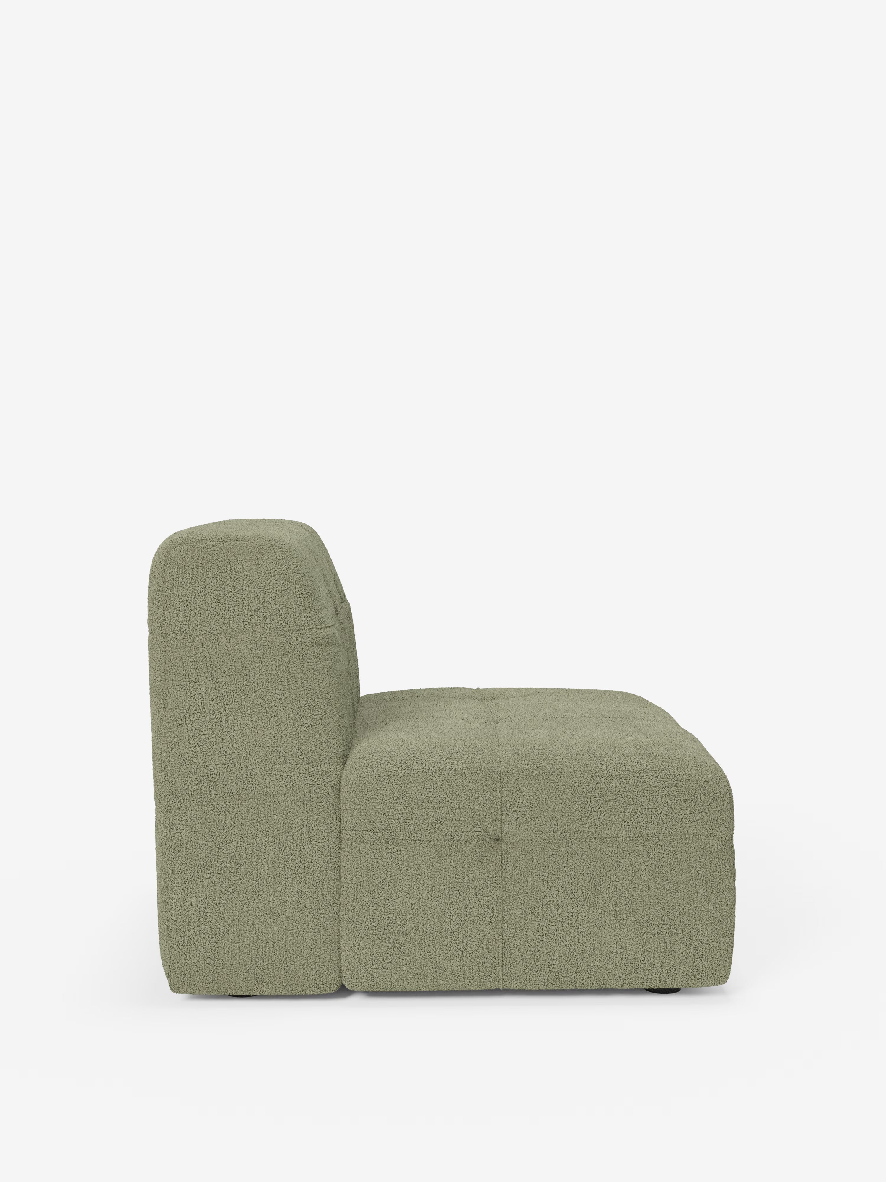 Vista laterale della poltrona “Mosaic modulo” da 77 cm di Divani.Store, una poltrona senza braccioli rivestita in tessuto bouclé T21 smacchiabile color verde salvia a trama rigata, caratterizzata da un design capitonné con seduta bassa e ampia e schienale imbottito e spesso, su uno sfondo bianco a tinta unita.