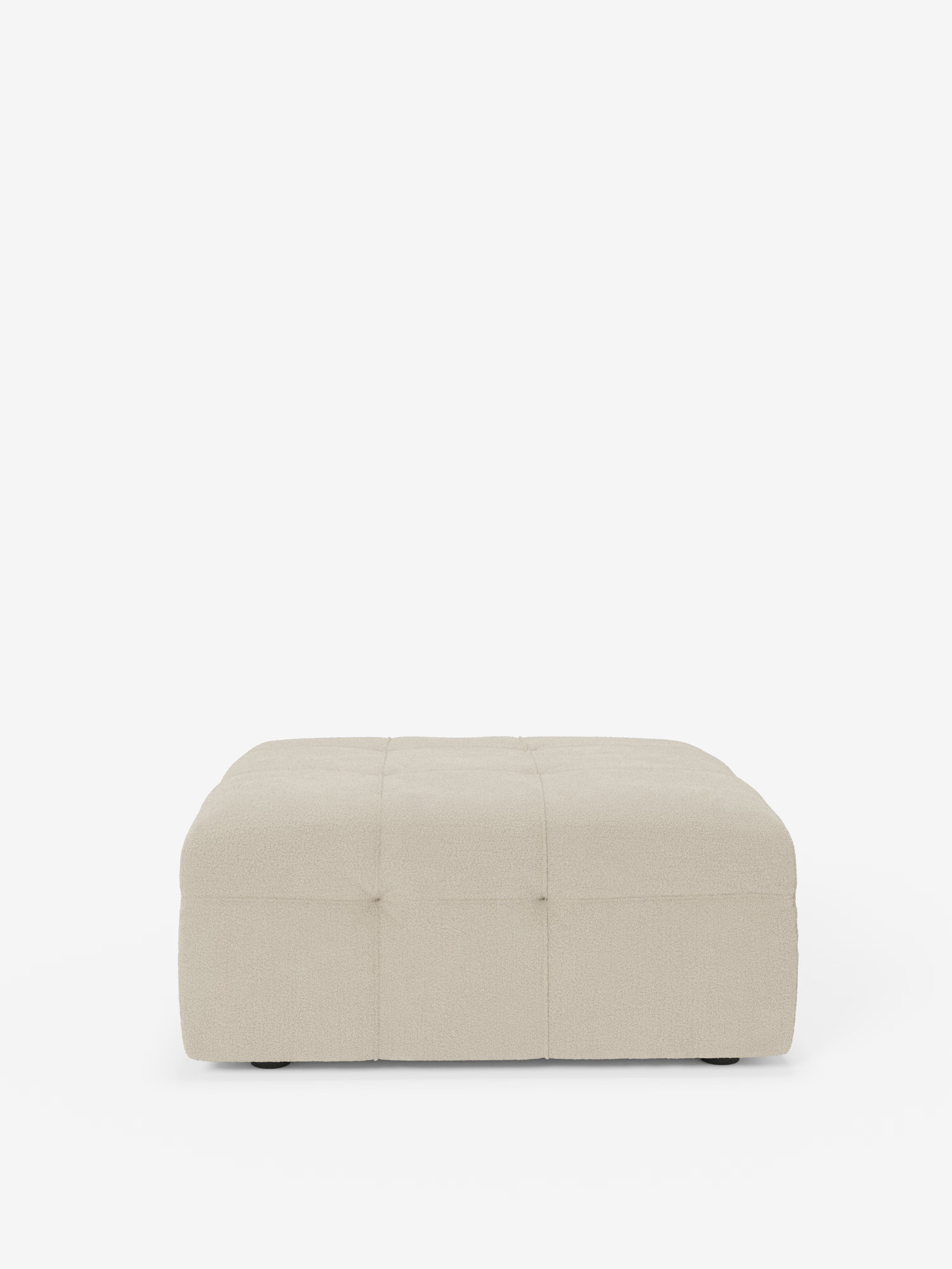 Il pouf e modulo Mosaic in bouclé di Divani.Store, dalle dimensioni di 96x77 cm, è un pouf quadrato dalle dimensioni generose con un design capitonné trapuntato, rivestito in lussuoso tessuto T21 resistente alle macchie. I suoi bordi morbidi e i discreti piedini neri contribuiscono alla sua estetica raffinata e moderna. Qui raffigurato su uno sfondo bianco candido.