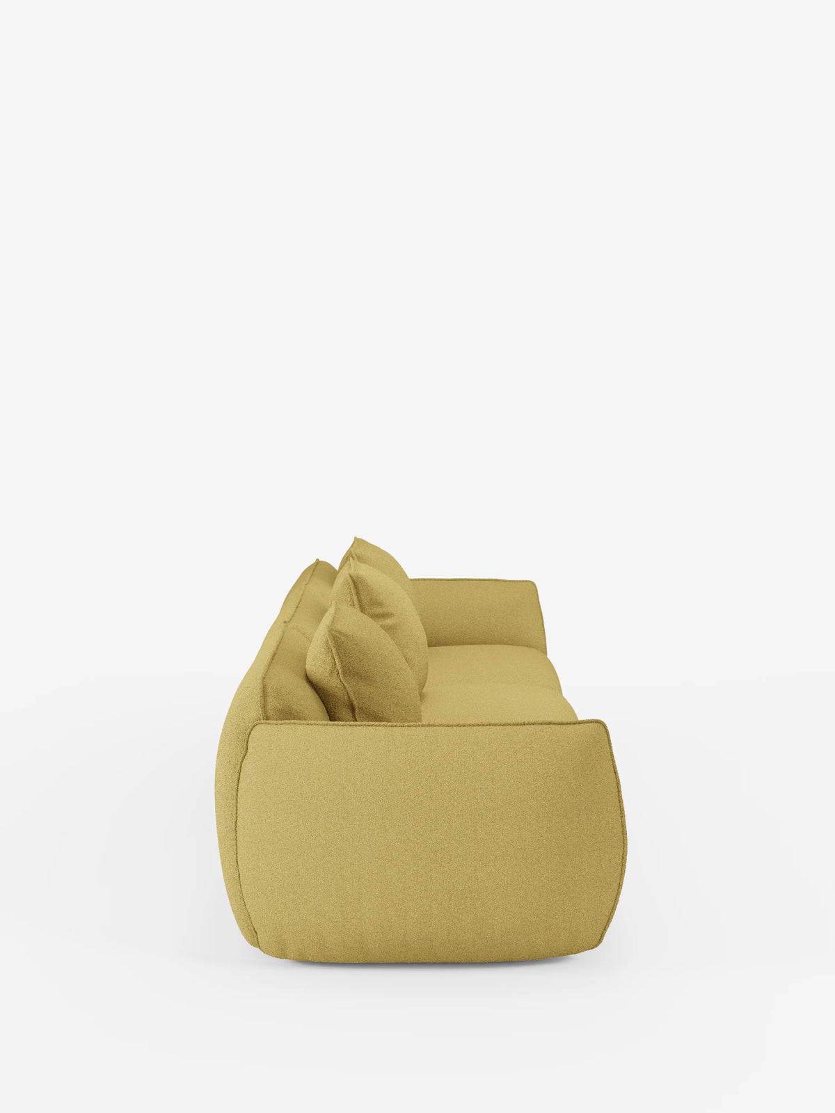 Vista laterale del divano modulare a 3 posti Nimbus di Divani.Store, qui raffigurato in giallo con due grandi cuscini dello schienale. Questo divano moderno si caratterizza per un design minimalista, morbidi bordi arrotondati e un aspetto soffice e accogliente. Lo sfondo bianco a tinta unita mette in risalto la forma caratteristica del divano e il tessuto T33 effetto cotone resistente alle macchie.