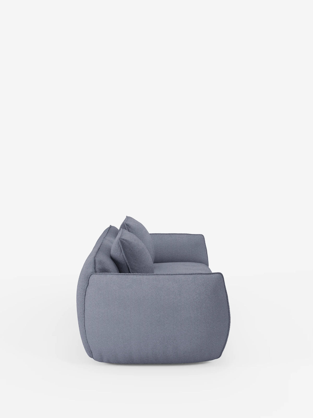 Una vista laterale del divano Nimbus a 3 posti, modulare e componibile, da 250 cm di Divani.Store, rivestito in tessuto grigio effetto cotone antimacchia (t33), caratterizzato da morbidi cuscini e ampi braccioli. Su uno sfondo bianco a tinta unita, il divano presenta un design morbido e squadrato, con due cuscini dello schienale e un bracciolo ben visibili.