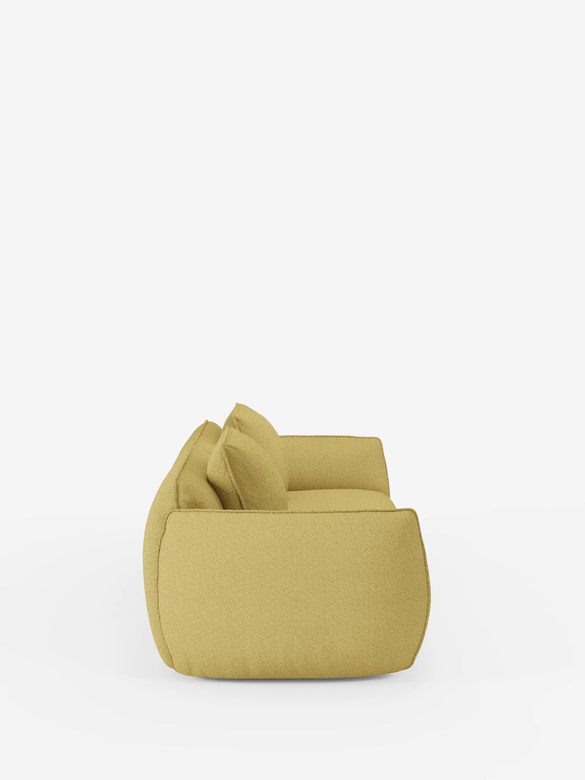 Vista laterale del divano modulare e componibile a 3 posti Nimbus di Divani.Store, presentato in tessuto T33 effetto cotone, resistente alle macchie, color giallo chiaro, con due cuscini coordinati. Questo divano modulare da 250 cm presenta una silhouette bassa, profonda e squadrata, con bordi arrotondati e un rivestimento soffice e dall’aspetto morbido. Presentato su uno sfondo bianco a tinta unita per un effetto minimalista e pulito.
