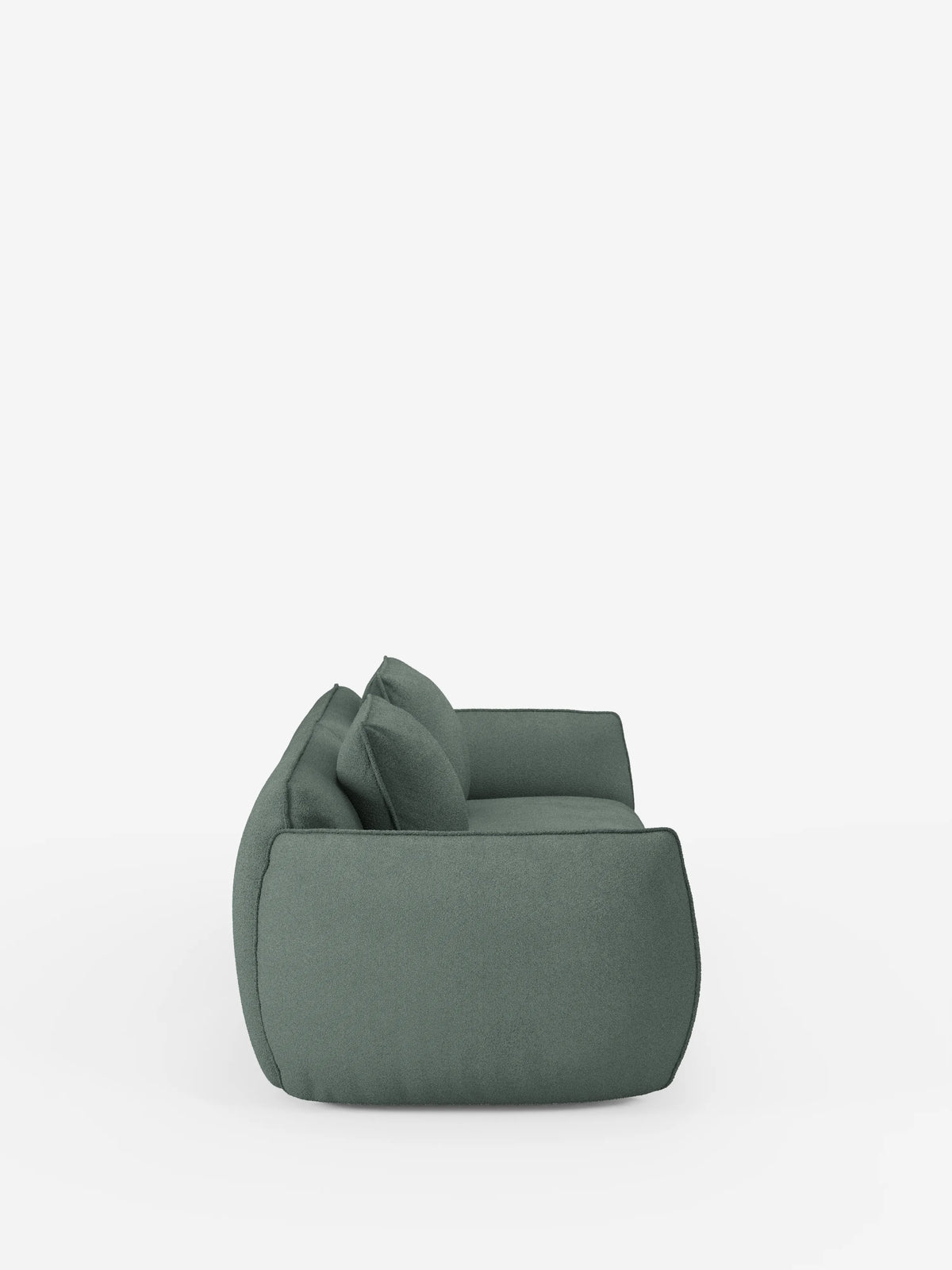 Una vista laterale minimalista del divano modulare e componibile a 3 posti Nimbus da 250 cm di Divani.Store, in un moderno verde salvia, dotato di due cuscini dello schienale. Questo elegante divano presenta una silhouette morbida e squadrata, senza gambe a vista, e si staglia su uno sfondo bianco a tinta unita. I cuscini morbidi e invitanti e il rivestimento sfoderabile in tessuto effetto cotone antimacchia (t33) sottolineano la versatilità e il comfort di questo sofisticato divano componibile.