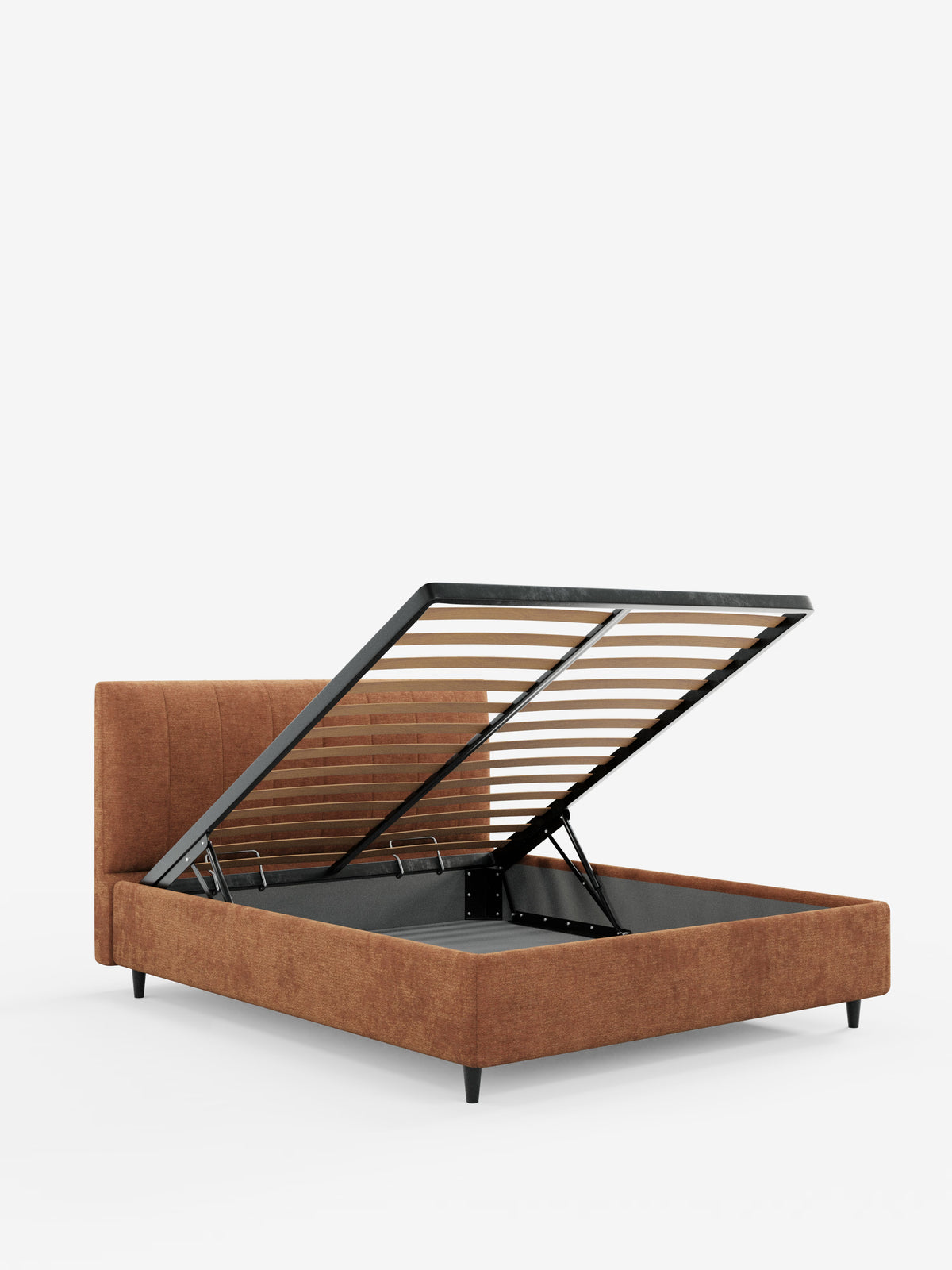Il letto imbottito ONYX con contenitore e testiera verticale in tessuto certificato Oeko-Tex® di Letti.store è un moderno letto marrone dotato di una rete a doghe sollevabile che rivela un ampio spazio di contenimento sotto il letto. Questo elegante letto contenitore presenta una testiera alta e imbottita con scanalature verticali, linee pulite e dritte e gambe corte e angolate di colore nero. Il letto è esposto su uno sfondo bianco a tinta unita.
