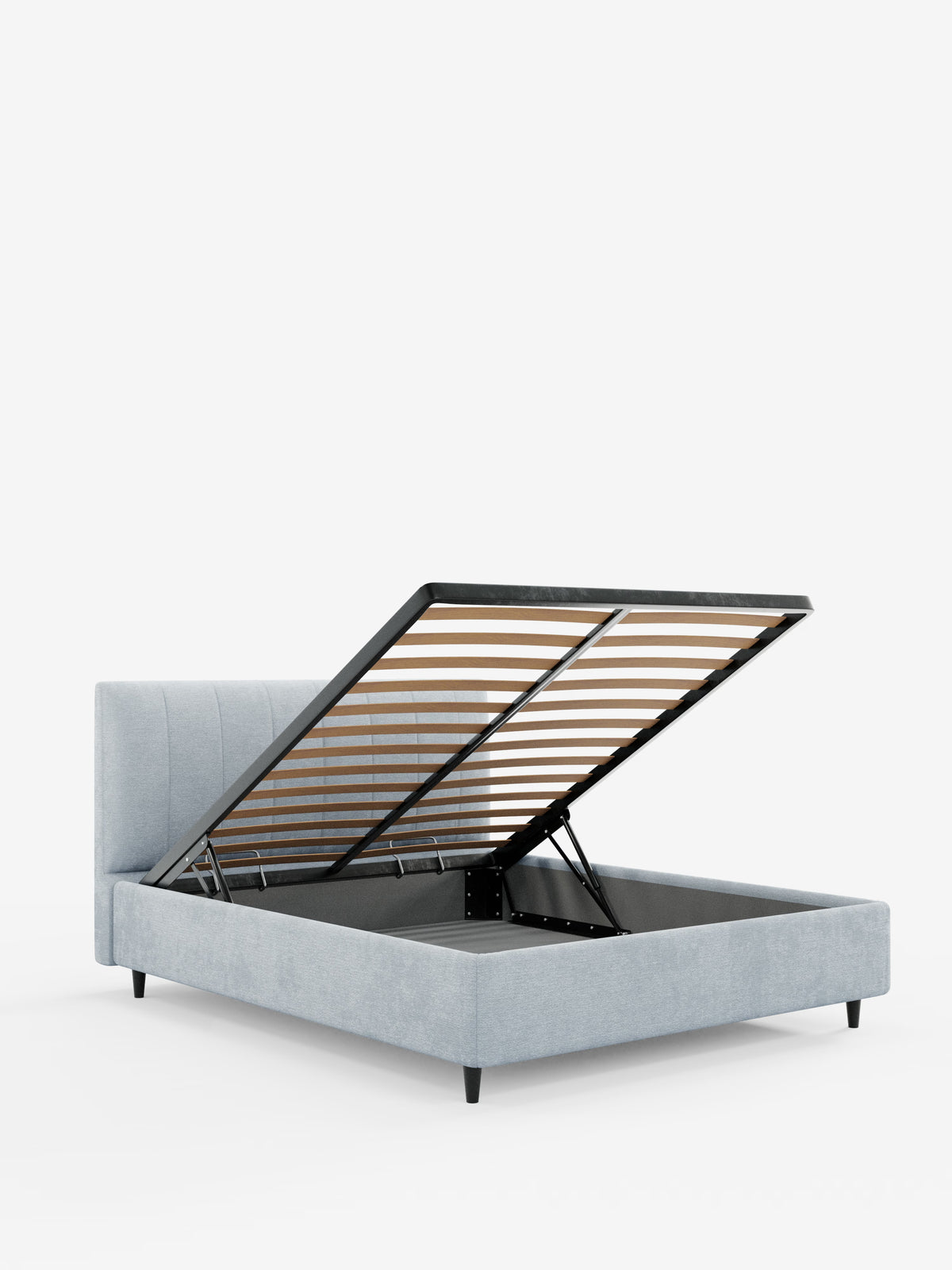 Il letto imbottito ONYX con contenitore e testiera verticale in tessuto certificato Oeko-Tex® di Letti.store è qui presentato nella versione grigio chiaro, caratterizzato da un'alta testiera verticale imbottita. La piattaforma si solleva per rivelare un ampio vano contenitore sotto il letto con doghe in legno e una struttura in metallo nero. Il letto poggia su corte gambe nere ed è fotografato su uno sfondo bianco a tinta unita.