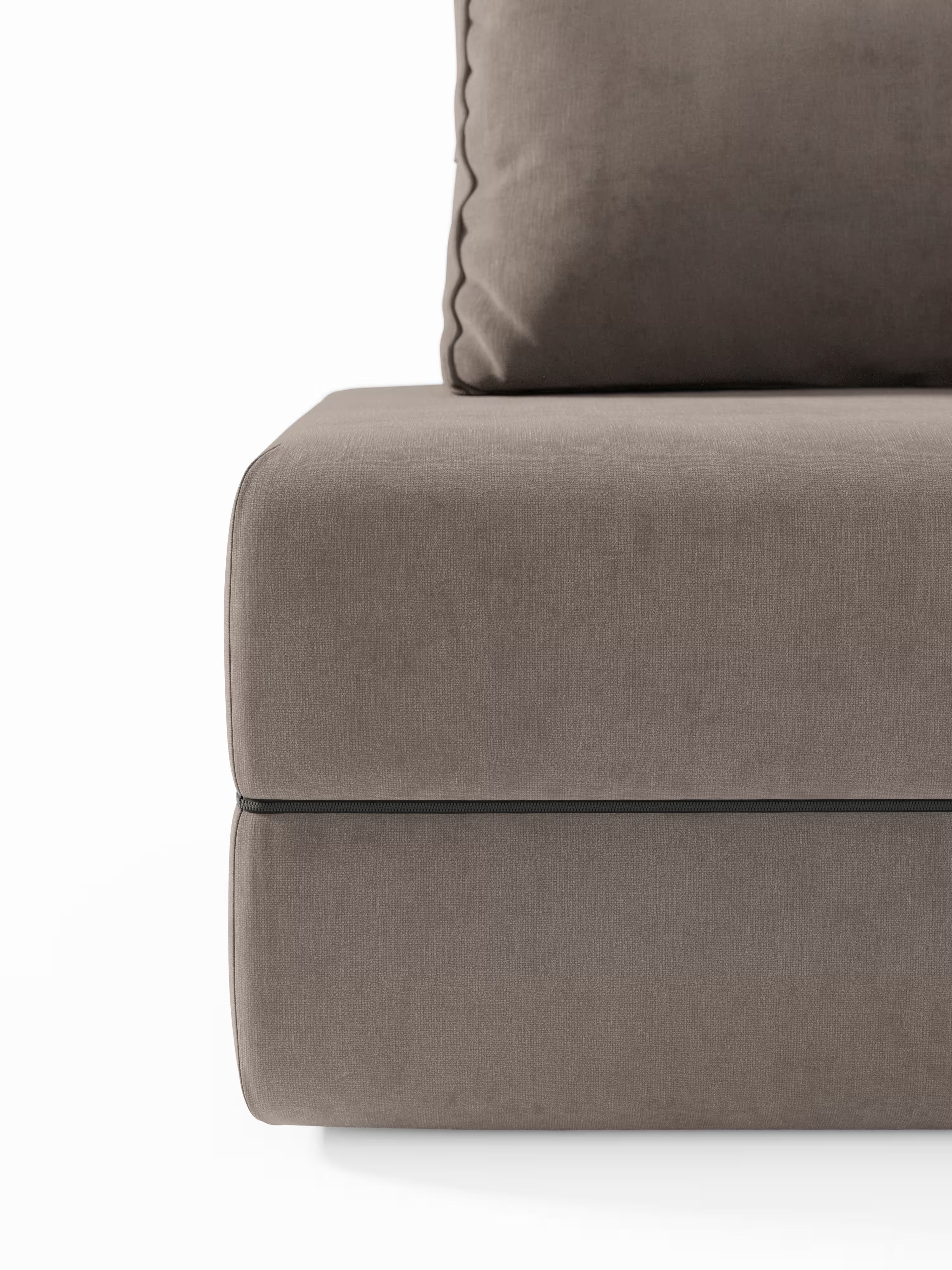 Primo piano della poltrona letto Rift di Divani.Store, realizzata in tessuto smacchiabile T31 color taupe, che ne esalta il comfort raffinato e il design contemporaneo. L’immagine mette in risalto il materasso in memory foam alto 22 cm, insieme al cuscino di seduta e a una parte dello schienale regolabile, caratterizzato da linee pulite e ben definite e da un rivestimento ben teso. Sullo sfondo bianco, la foto esalta la morbida consistenza e l’estetica minimalista del divano.
