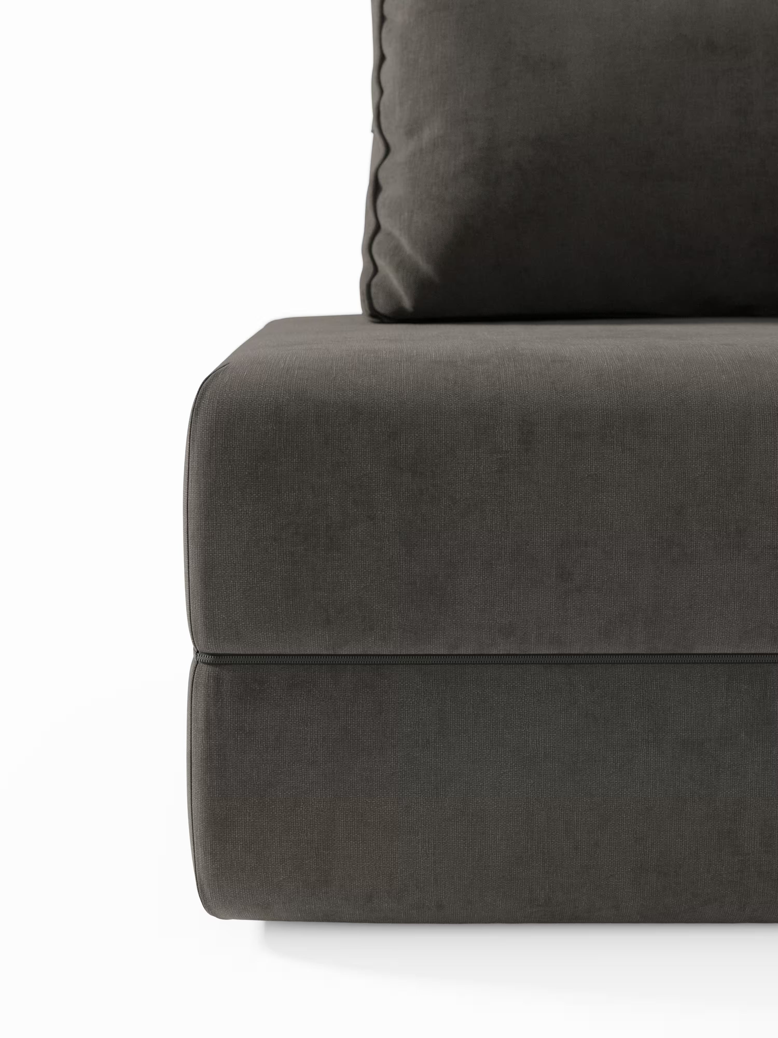 Primo piano della poltrona letto Rift con materasso alto 22 cm e memory foam di Divani.Store, caratterizzata da un rivestimento in tessuto T31 grigio scuro antimacchia dalle linee pulite e dalla trama morbida e liscia. L'immagine mette in risalto l'angolo inferiore e parte dello schienale mobile su uno sfondo bianco a tinta unita.