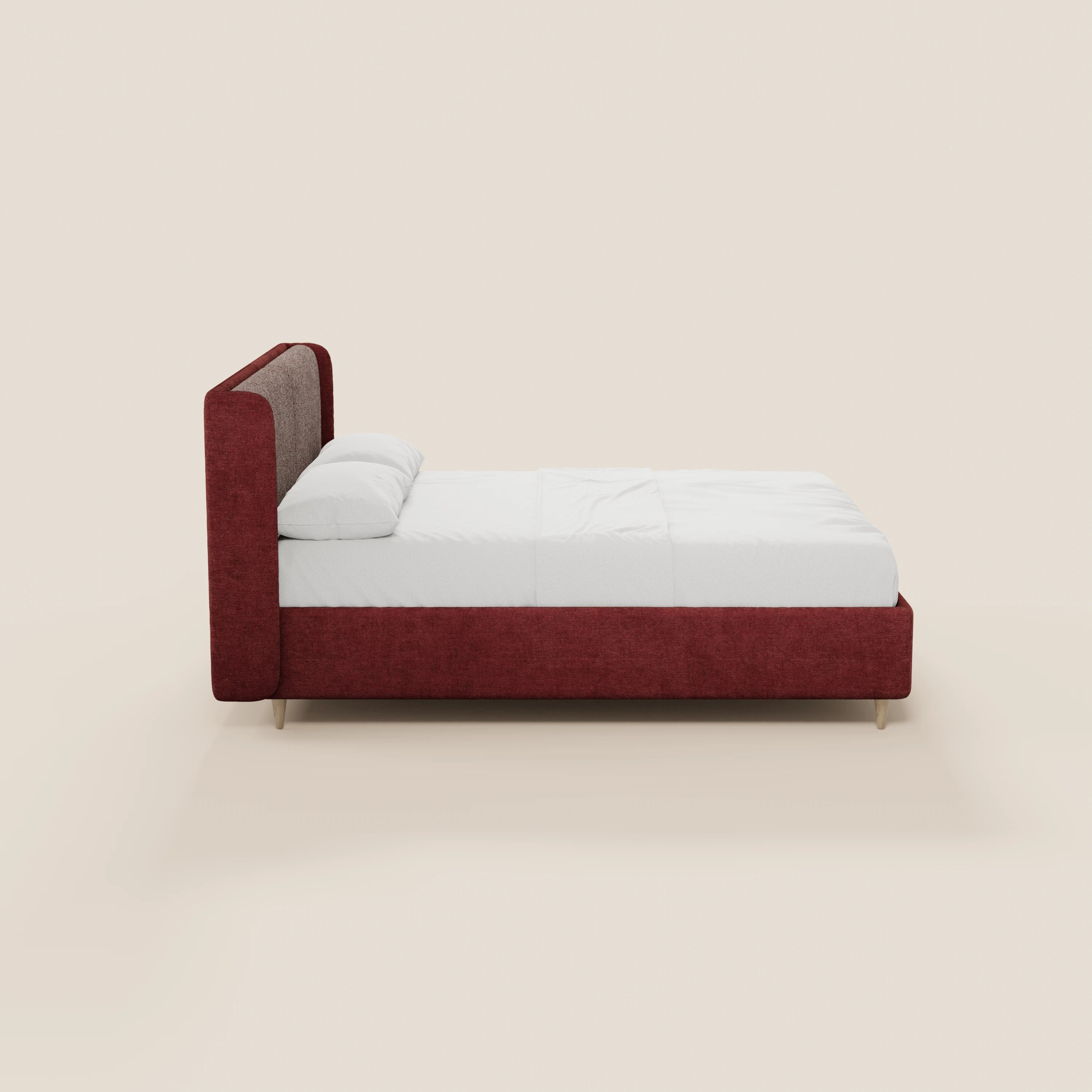 Vista laterale del letto imbottito bicolore VALKIRIA di Letti.store, con testiera curva imbottita e base contenitore, dotato di cuscini per lo schienale e biancheria da letto bianca: un elegante design italiano che risalta su uno sfondo chiaro e sobrio.