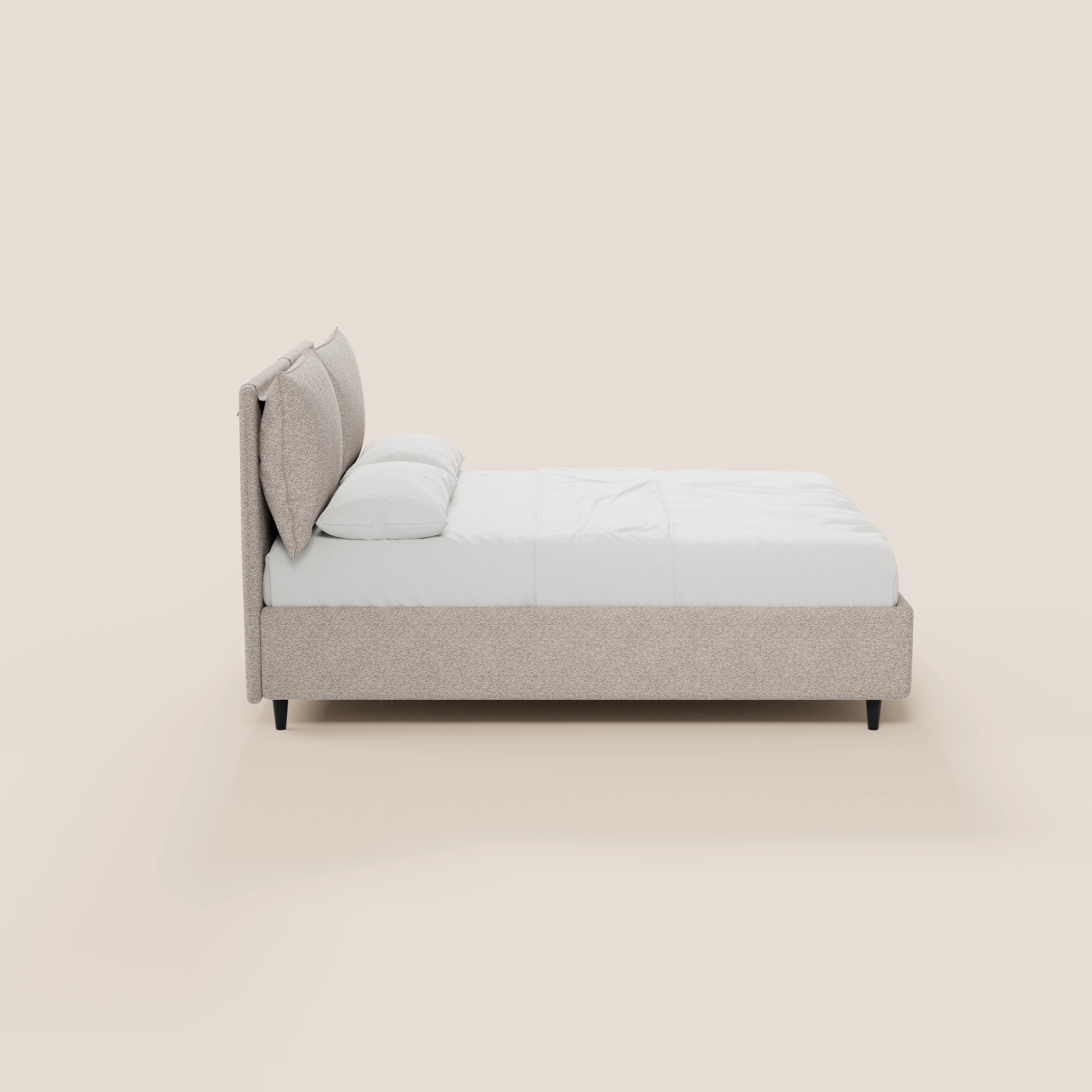 Il letto imbottito ZAYRON di Letti.store presenta un design moderno con tessuto certificato Oeko-Tex®, una testiera alta con cuscini regolabili, gambe nere e una base contenitiva. Nella foto è raffigurato in beige chiaro con biancheria da letto e cuscini bianchi su uno sfondo beige.