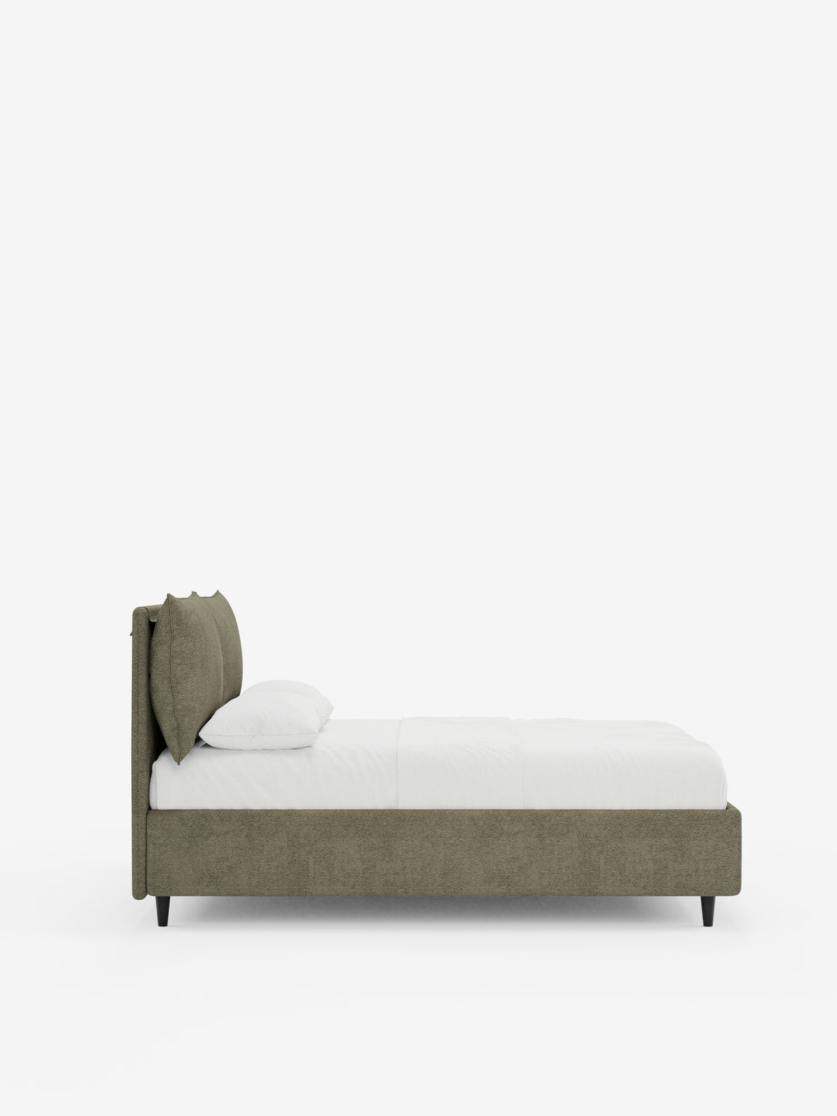 Vista laterale del letto imbottito ZAYRON con vano contenitore e morbidi cuscini regolabili di Letti.store, che mette in risalto il suo design moderno grazie al rivestimento in tessuto verde oliva certificato Oeko-Tex®. Il letto è dotato di una testiera imbottita abbinata, biancheria da letto bianca con due cuscini bianchi, e poggia su corte gambe nere su uno sfondo bianco a tinta unita.