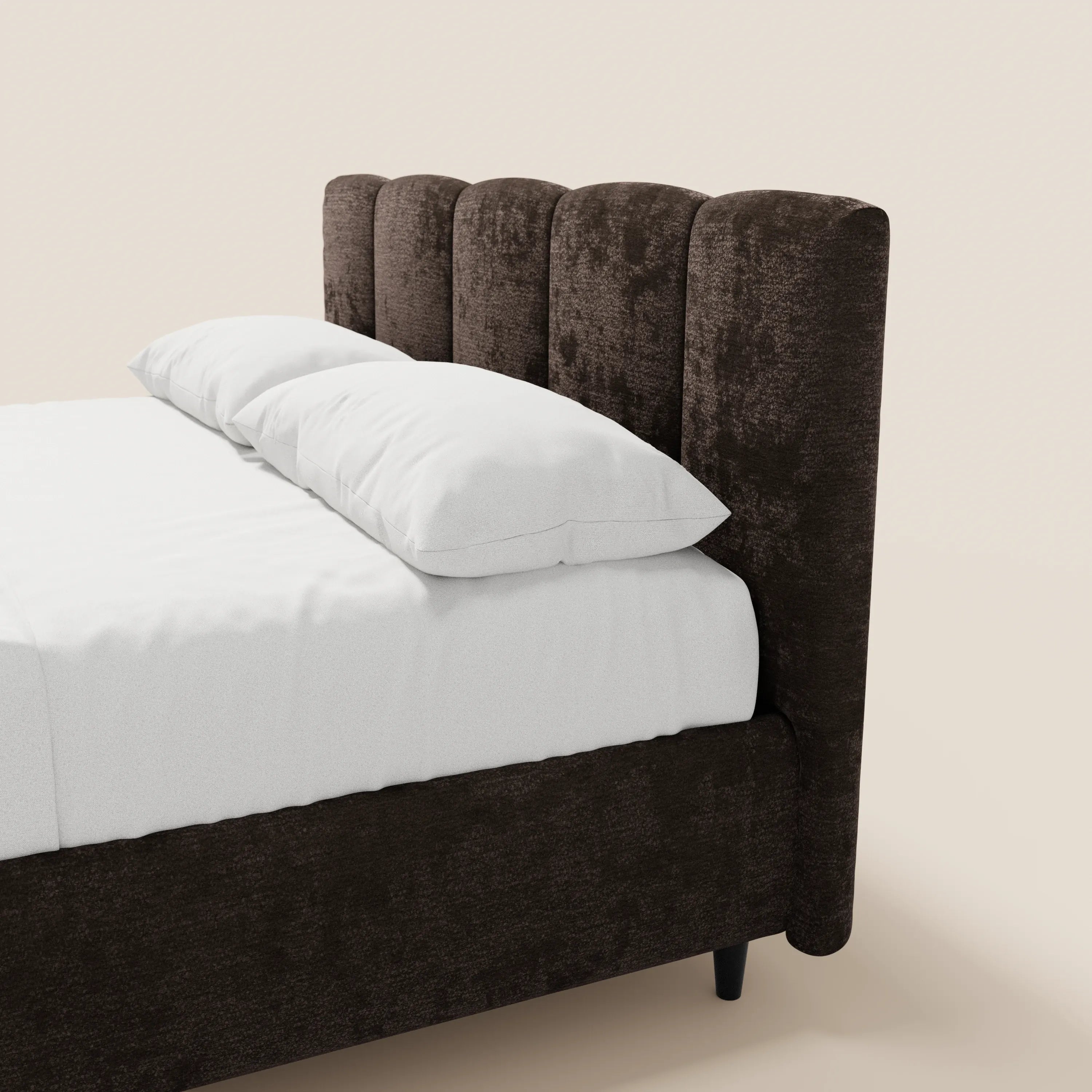 Il letto imbottito ARKAM di Letti.store presenta una testiera con lavorazione verticale e un vano contenitore. Il suo design shabby chic, realizzato in tessuto certificato Oeko-Tex®, risalta su uno sfondo chiaro; è visibile solo in parte, con lenzuola bianche e due cuscini.