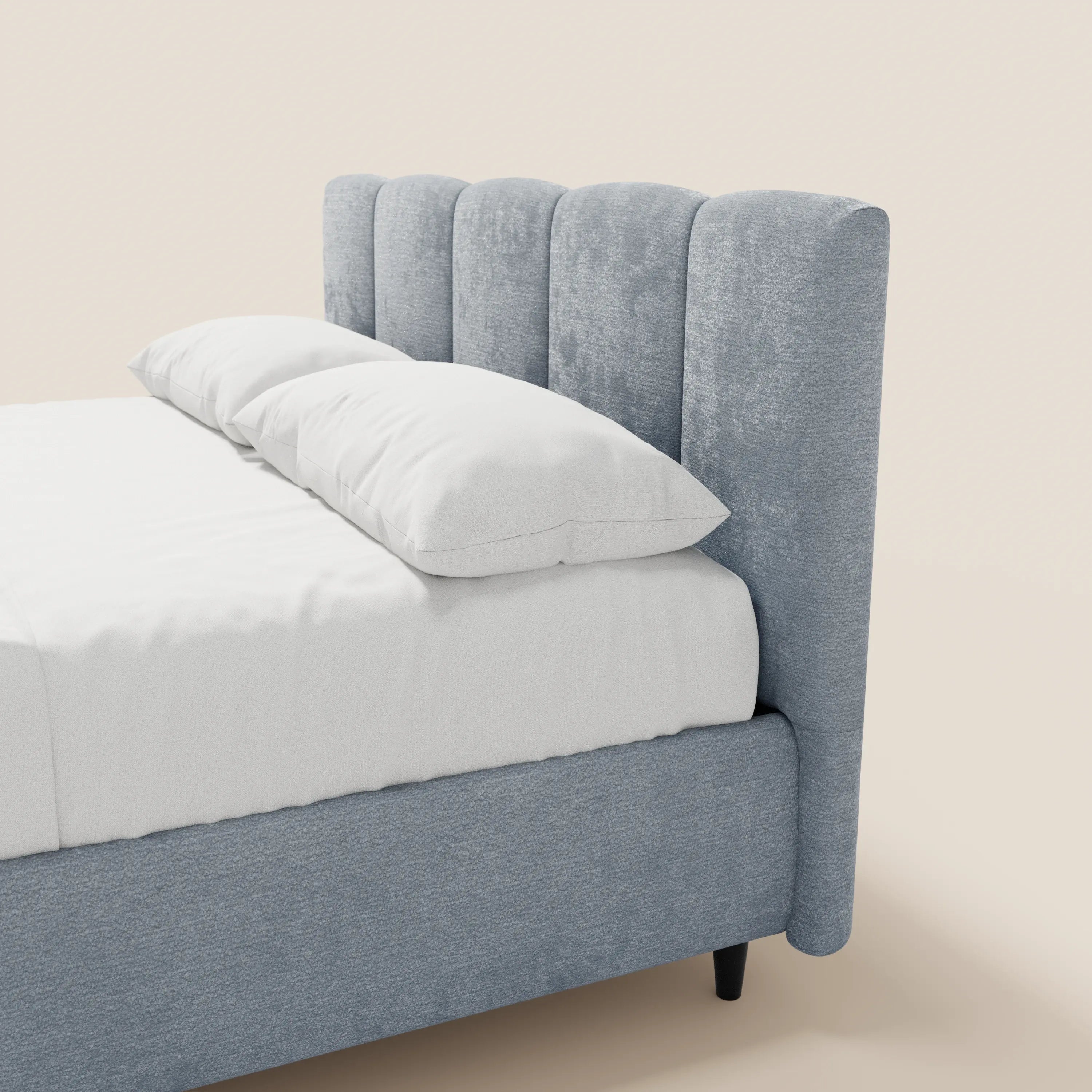 Una vista laterale ravvicinata del letto imbottito ARKAM con vano contenitore e testiera a lavorazione verticale, di Letti.store, rivestito in tessuto shabby chic certificato Oeko-Tex® con lenzuola e cuscini bianchi, su uno sfondo beige.