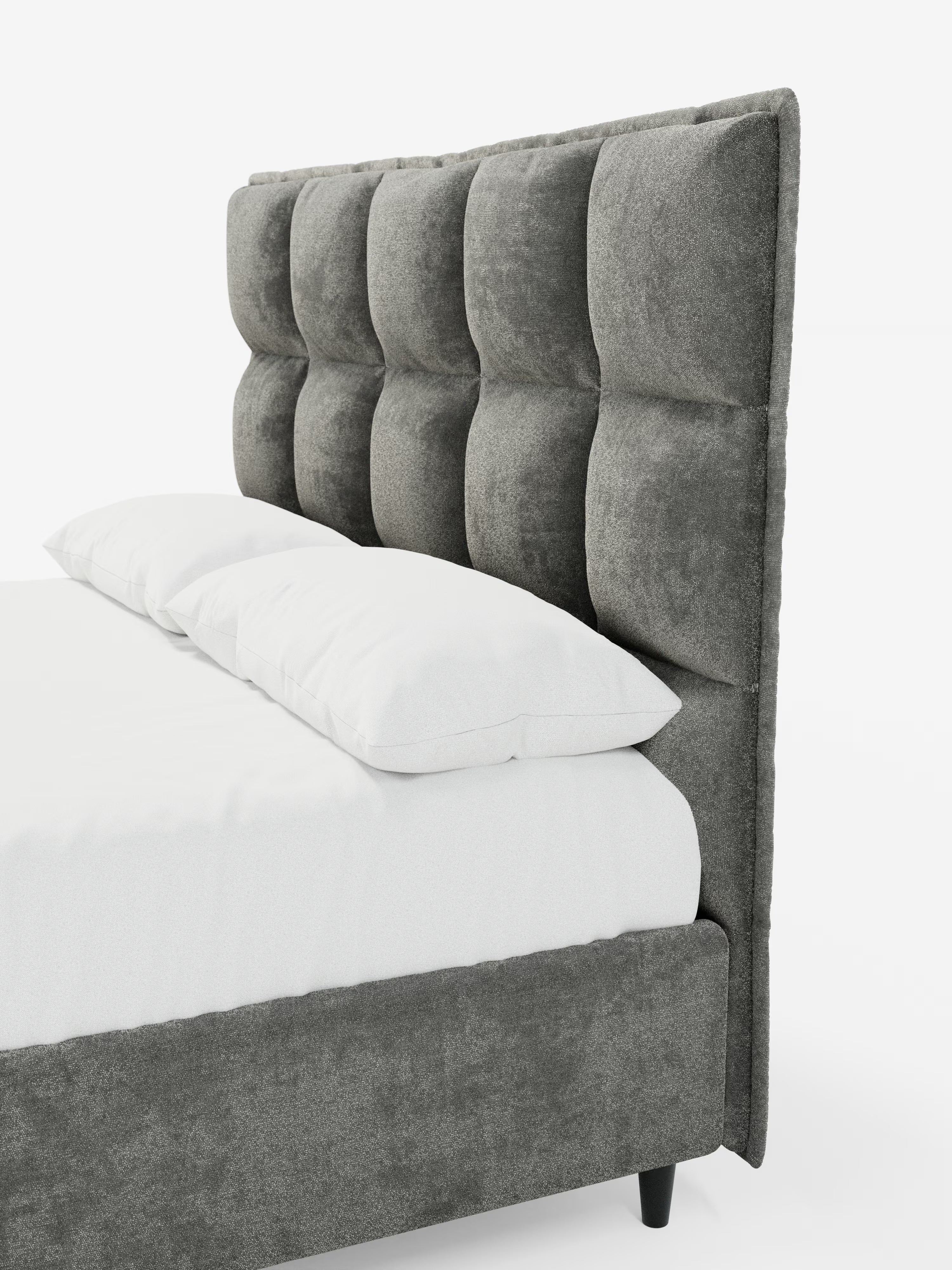 Il letto imbottito AURO con contenitore e testiera capitonné alta in ciniglia Oeko-Tex® di Letti.store presenta un’elegante testiera alta e capitonné, caratterizzata da pannelli quadrati profondi che trasmettono raffinatezza. Rivestito con un morbido tessuto in ciniglia Oeko-Tex® dalla trama rigata, questo letto grigio è impreziosito da un materasso bianco e da due cuscini bianchi, il tutto su uno sfondo bianco a tinta unita.