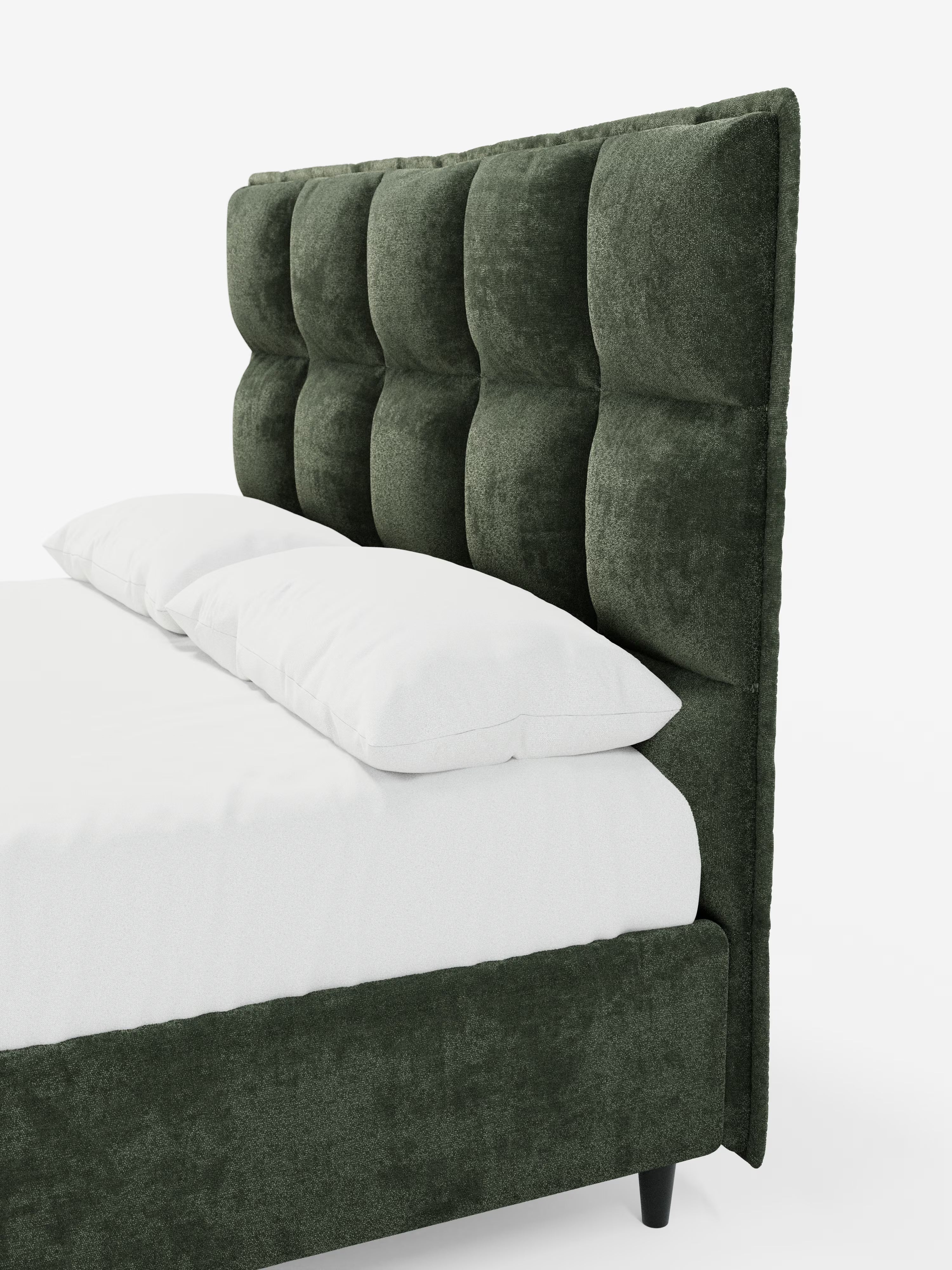 Il letto imbottito AURO con contenitore e testiera capitonné alta in ciniglia Oeko-Tex® di Letti.store è un moderno letto imbottito con contenitore caratterizzato da un'alta testiera in tessuto capitonné verde scuro con grandi cuscini rettangolari. Il letto è rivestito con biancheria da letto bianca e include due cuscini; su uno sfondo bianco sono visibili solo il lato sinistro e una parte della pediera.