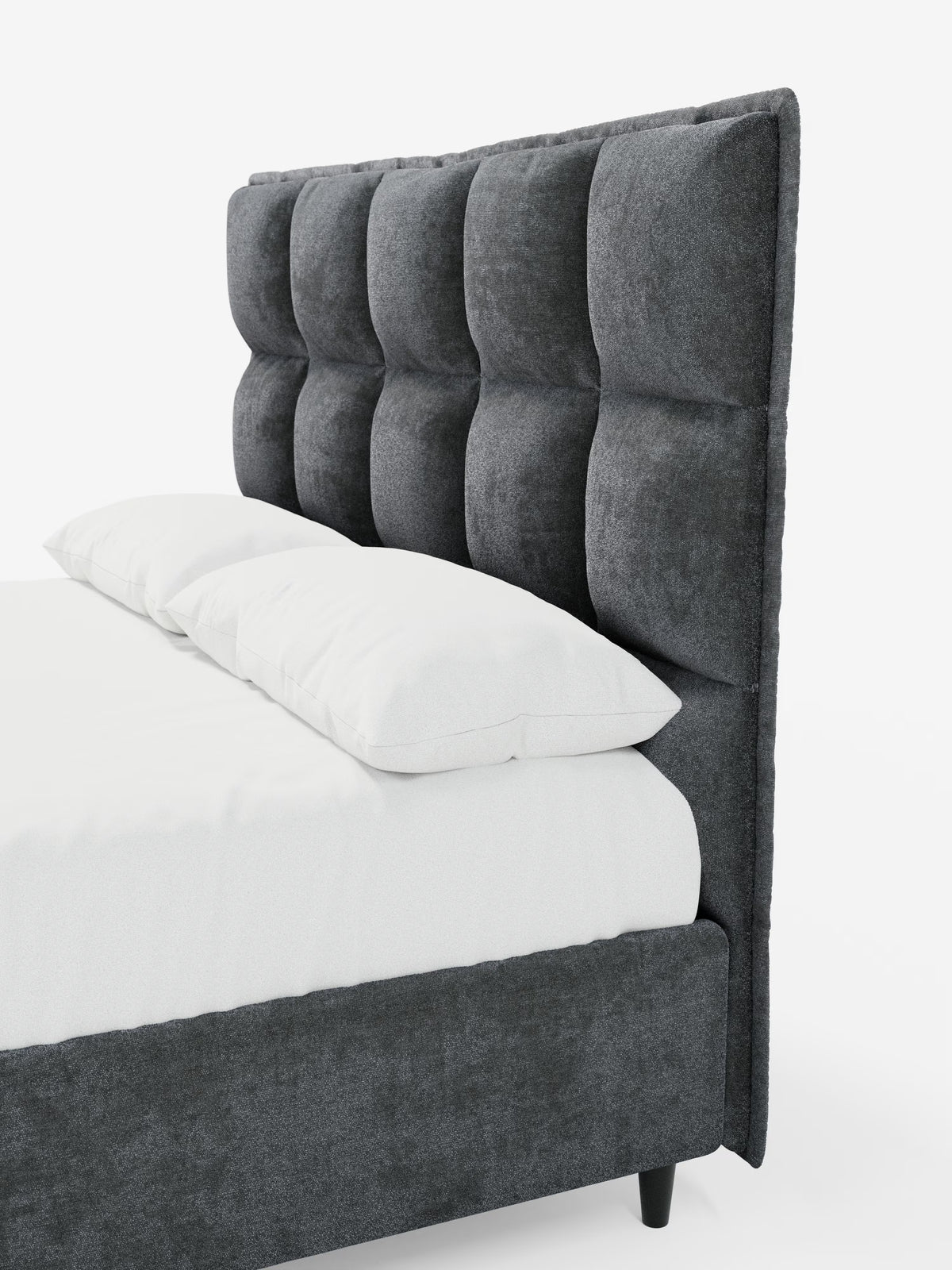 Il letto imbottito AURO con contenitore e testiera alta capitonné in ciniglia Oeko-Tex® di Letti.store presenta una testiera alta rivestita in ciniglia grigio scuro con classici dettagli capitonné e una struttura in tinta. Il letto è abbinato a biancheria da letto bianca e due cuscini, poggia su gambe corte nere e si staglia su uno sfondo bianco a tinta unita per accentuare il suo design moderno e la finitura testurizzata.