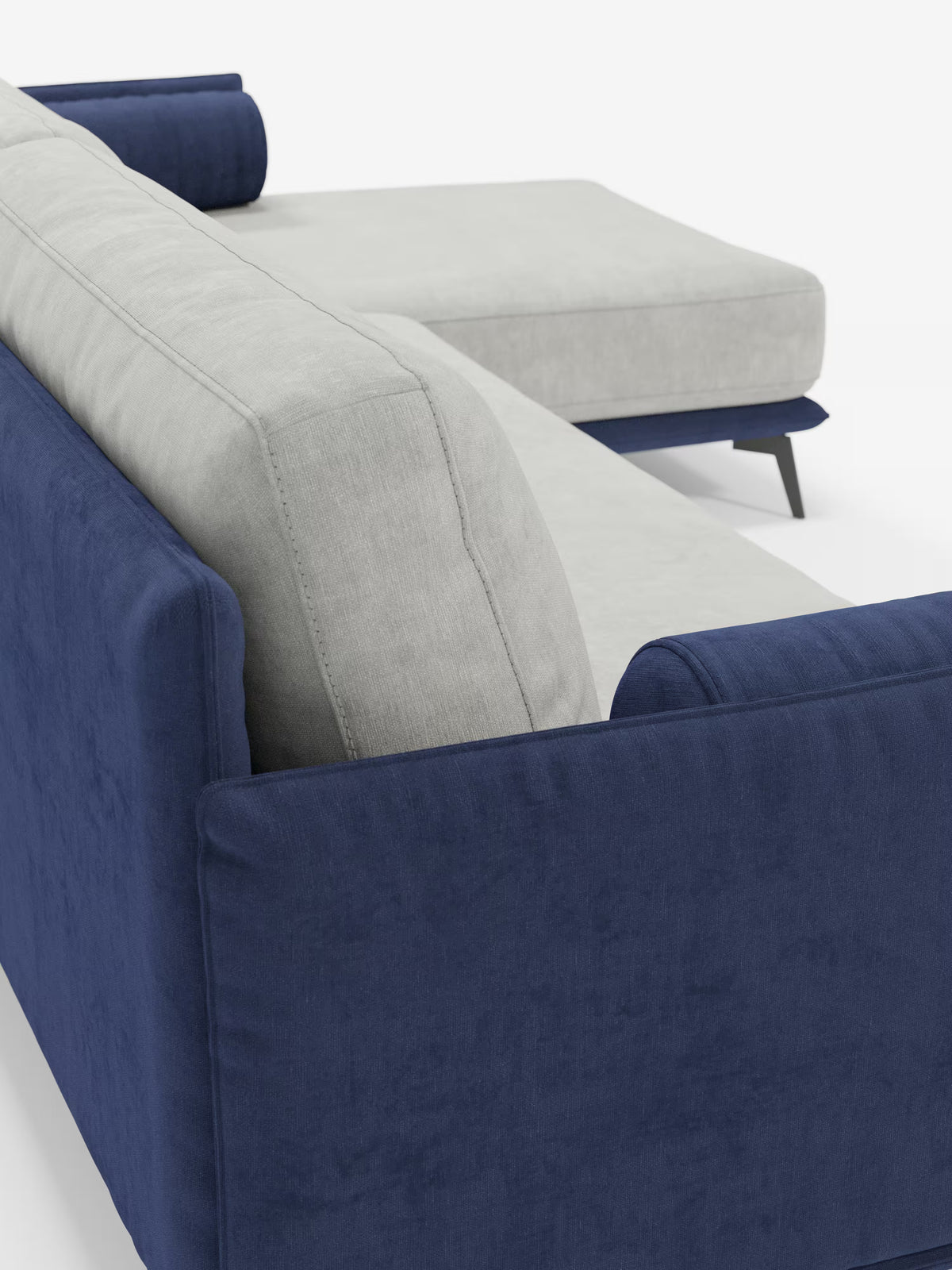 Il divano angolare bicolore Basalto con penisola e base in metallo di Divani.Store è un divano d’angolo moderno, rivestito in tessuto T31 blu intenso e facile da pulire sulla base, sui braccioli e sullo schienale. La seduta grigio chiaro e i cuscini dello schienale imbottiti in piuma creano un elegante contrasto. Questo divano di grande stile è dotato di una chaise longue sul lato destro (penisola) e poggia su sottili gambe angolari in metallo nero. Lo sfondo è bianco a tinta unita.