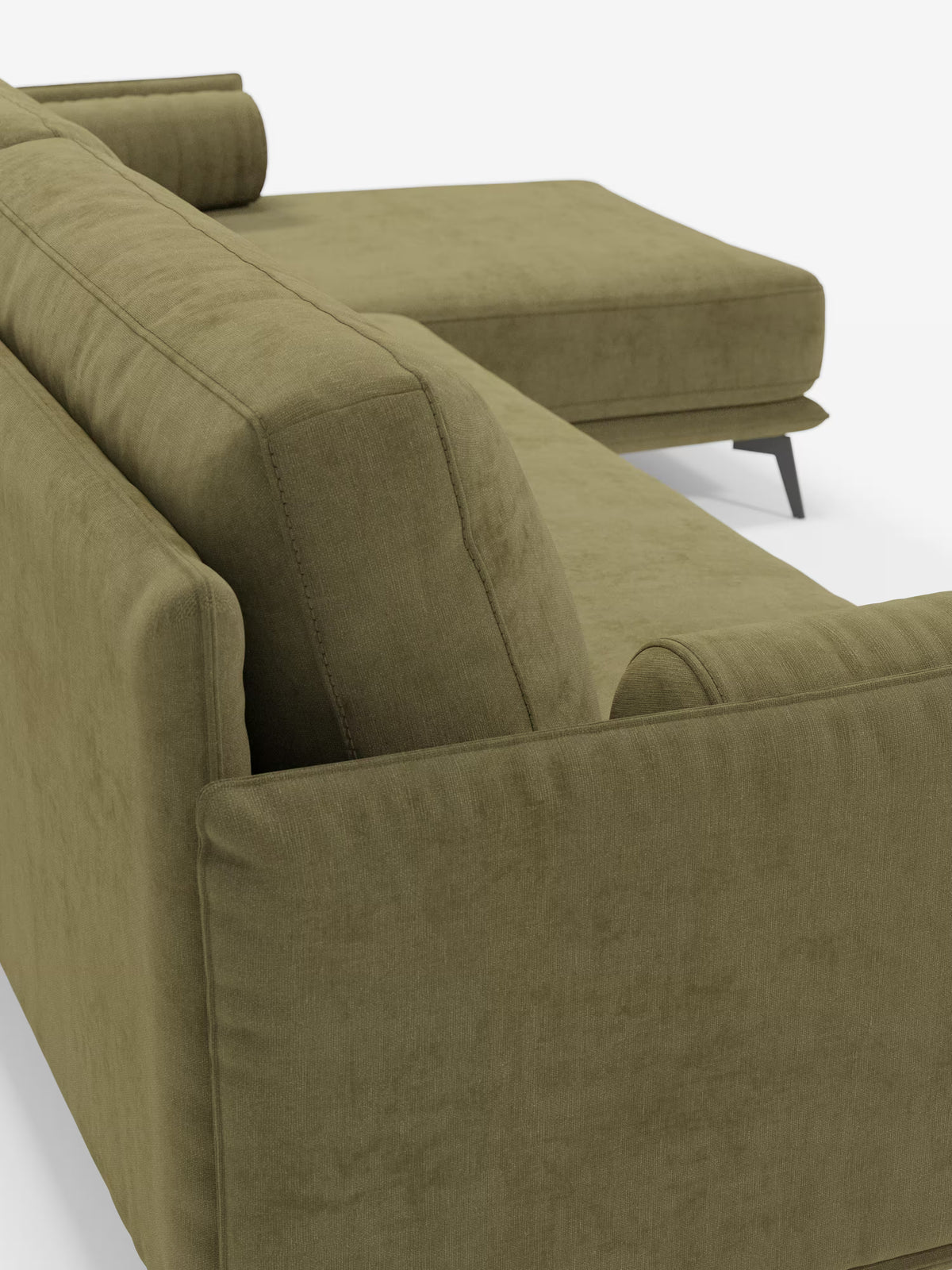 Il divano angolare moderno Basalto con penisola di Divani.Store, realizzato in tessuto T31 verde oliva resistente alle macchie, si caratterizza per le linee pulite, i morbidi cuscini imbottiti in piuma e i cuscini cilindrici. Rivestito in tessuto di alta qualità e dotato di gambe angolari in metallo nero, questo divano componibile è presentato in un angolo posteriore su uno sfondo bianco.
